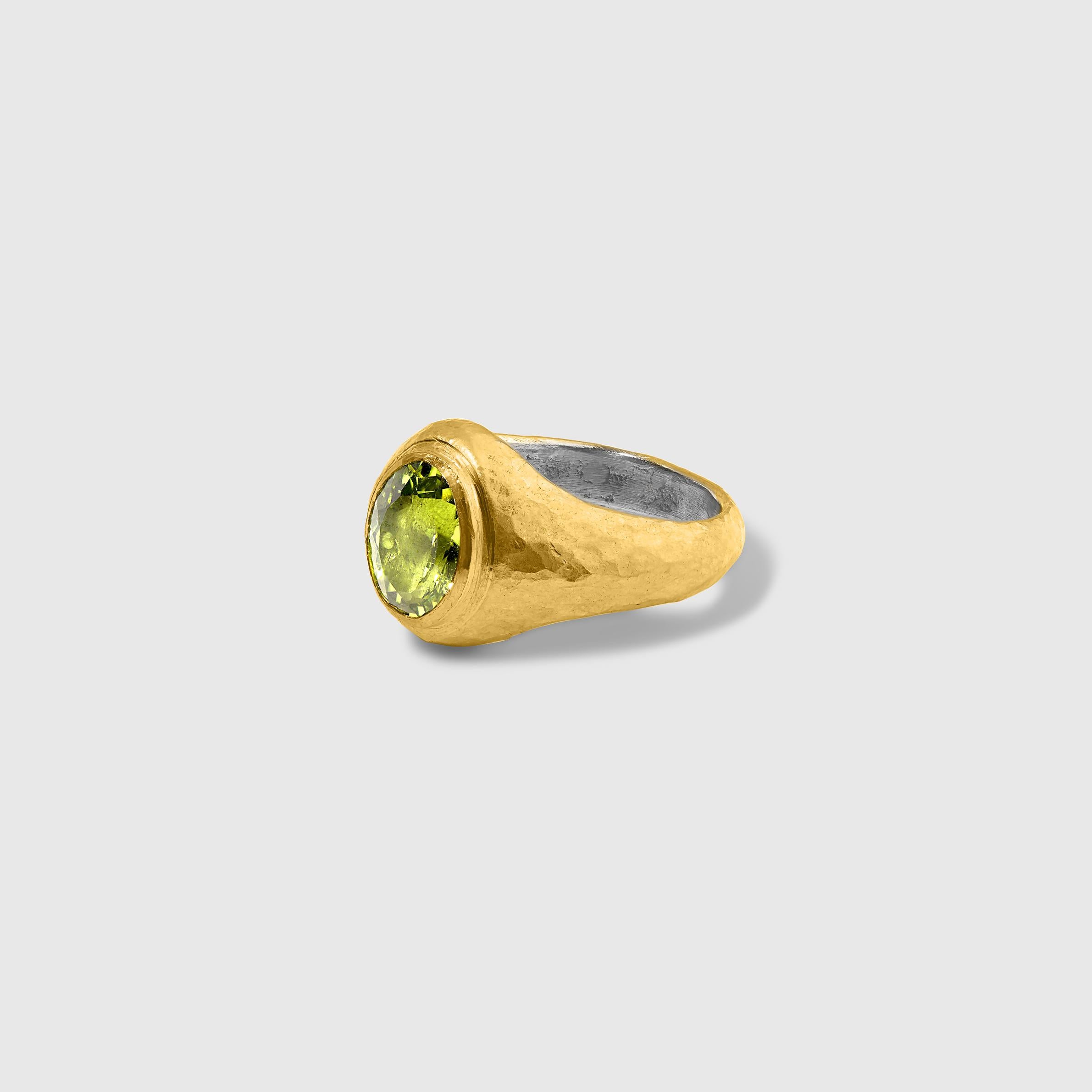 Contemporary 2.70 ct Oval Bright Green Peridot Signet Ring with 24kt Gold and Silver For Sale