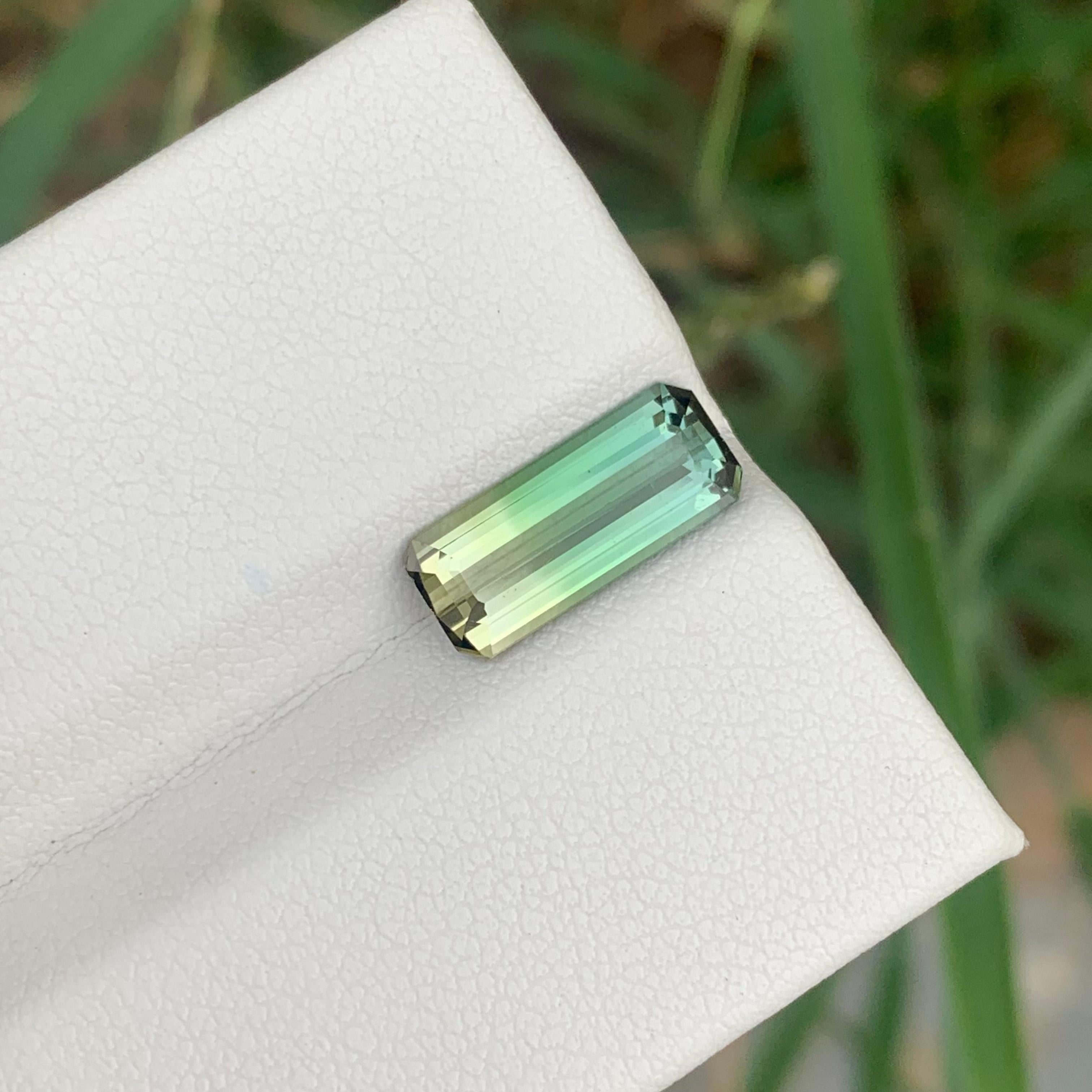 2.70 Cts Long Emerald Cut Faceted Bicolor Tourmaline Green Yellow Gemstone  Unisexe en vente