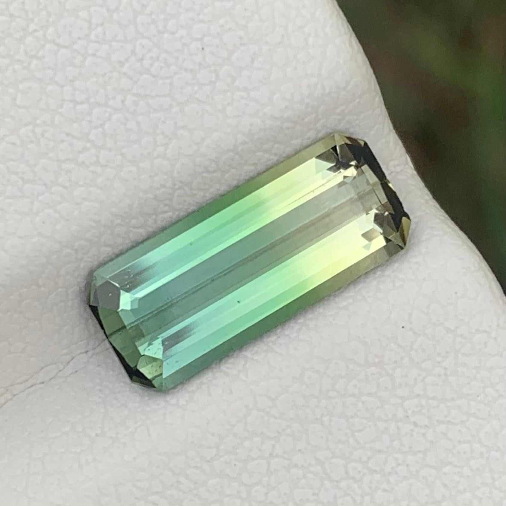 2.70 Cts Long Emerald Cut Faceted Bicolor Tourmaline Green Yellow Gemstone en vente 1
