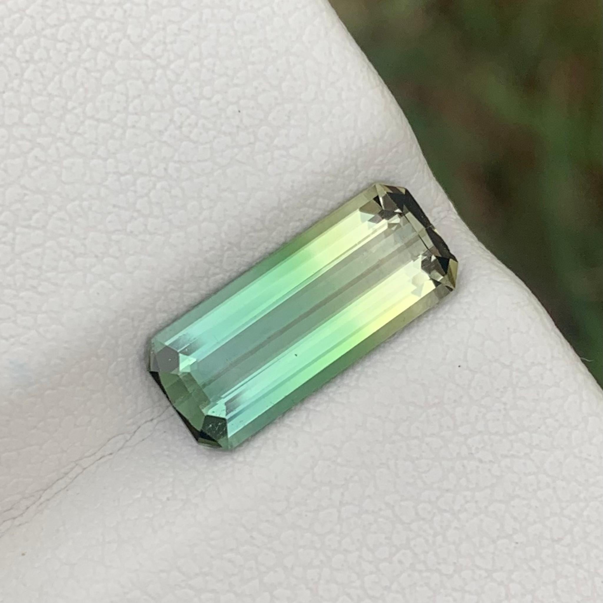 2.70 Cts Long Emerald Cut Faceted Bicolor Tourmaline Green Yellow Gemstone en vente 2