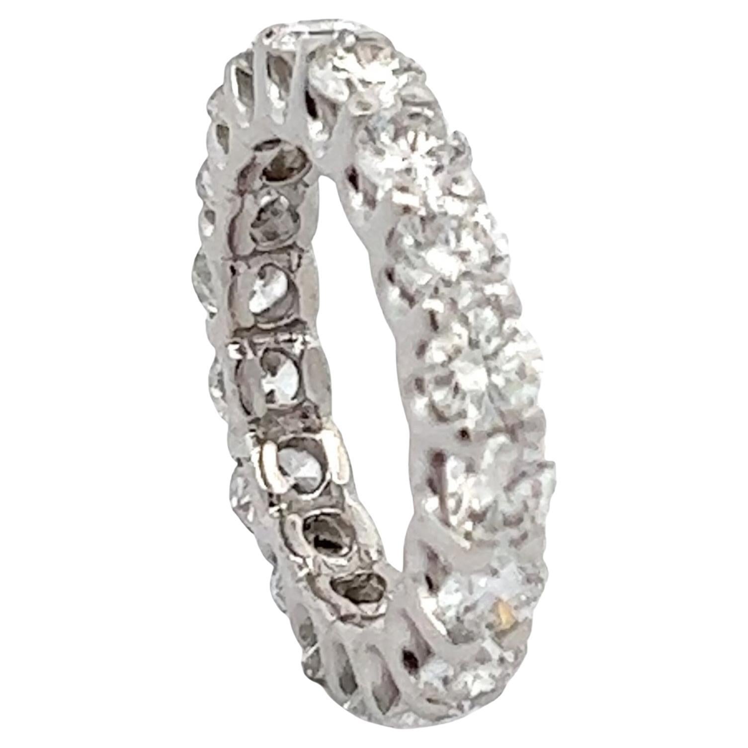 2.70 CTW Round Brilliant Diamond Eternity Wedding Band Ring 18KWG SZ 3.75 In Excellent Condition For Sale In Boca Raton, FL