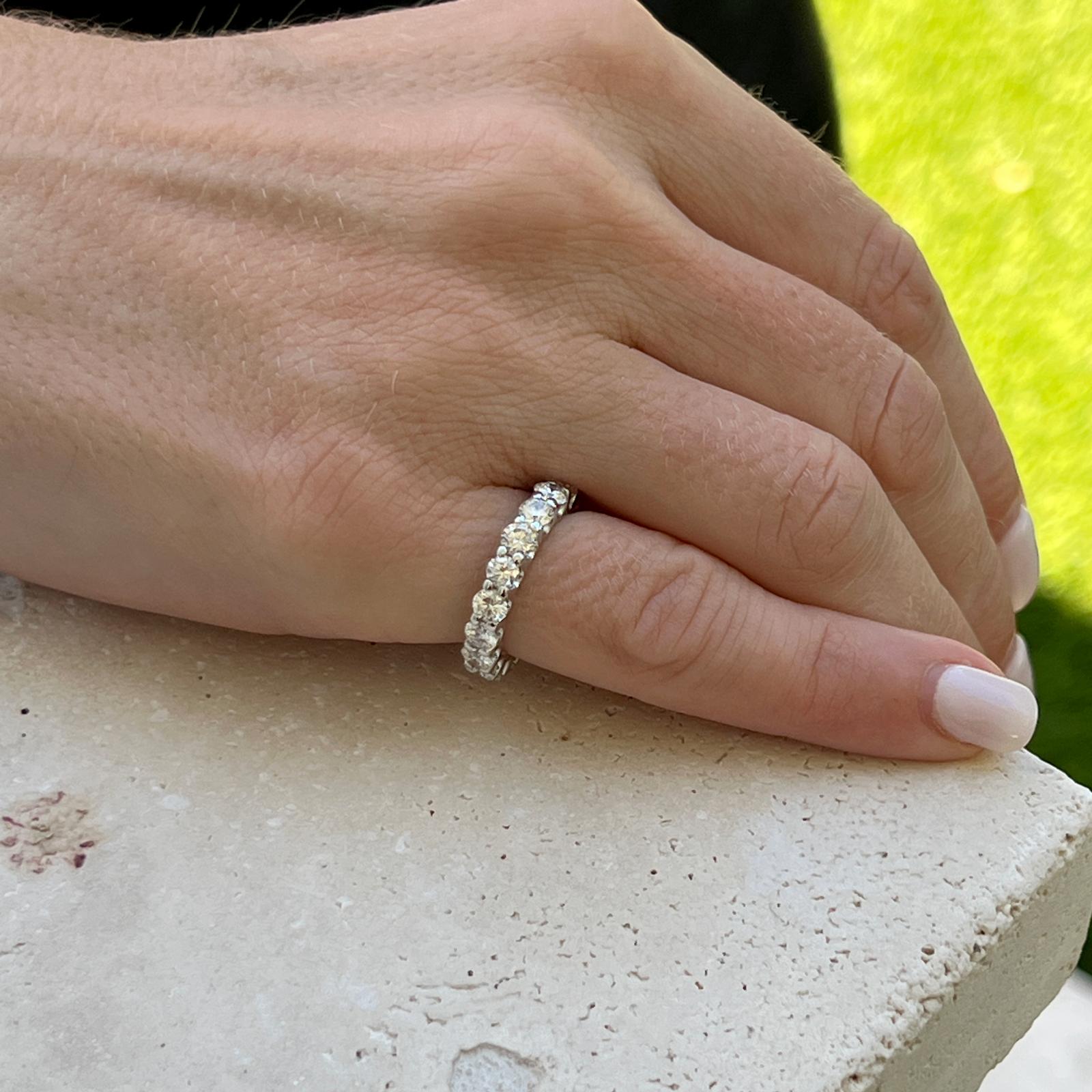 2.70 CTW Anillo de boda de la eternidad del diamante brillante redondo 18KWG SZ 3.75 en venta 2