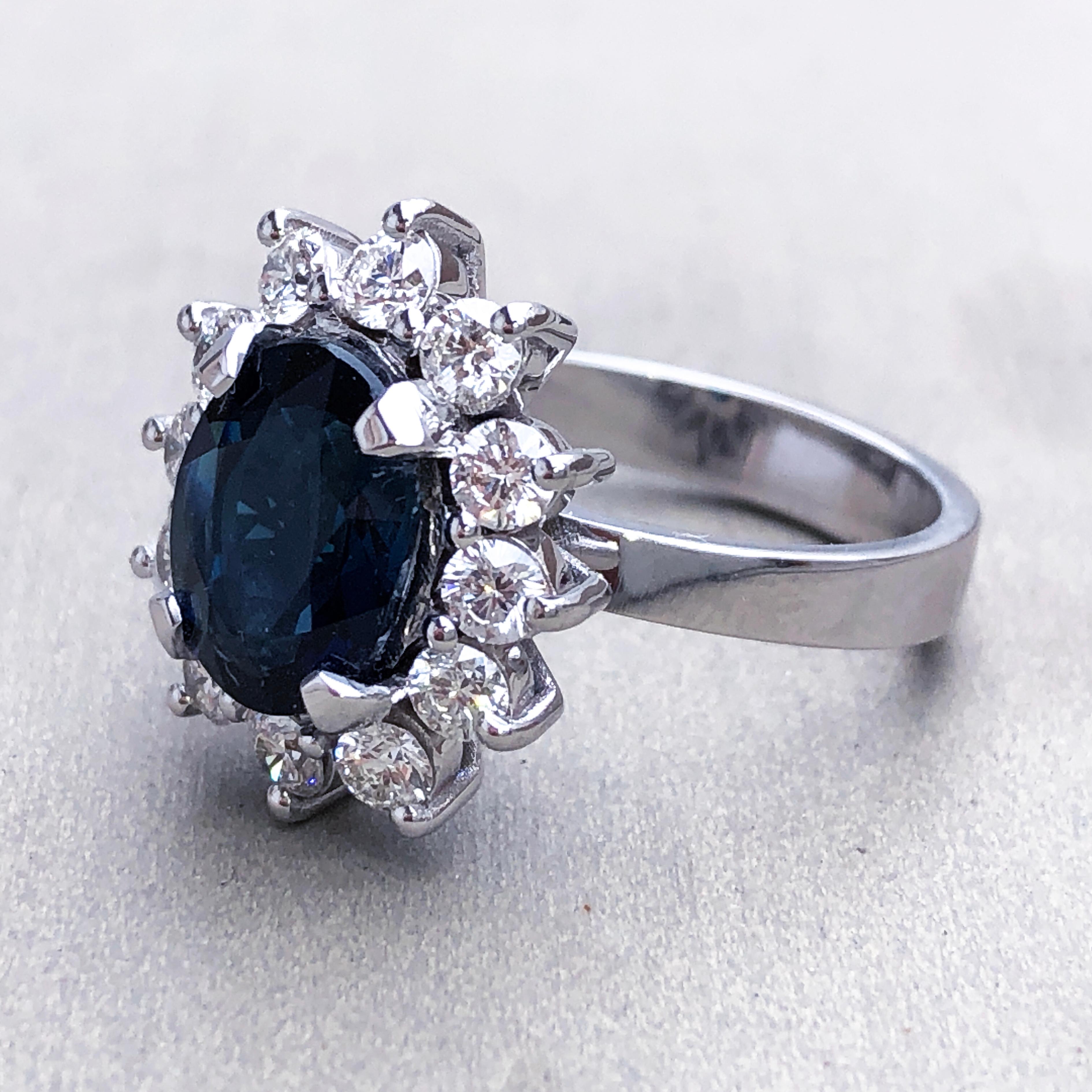 Berca 2,70 Kt Oval Indigo-Blau Turmalin Weißer Diamant Ballerina Cocktail Ring im Angebot 3