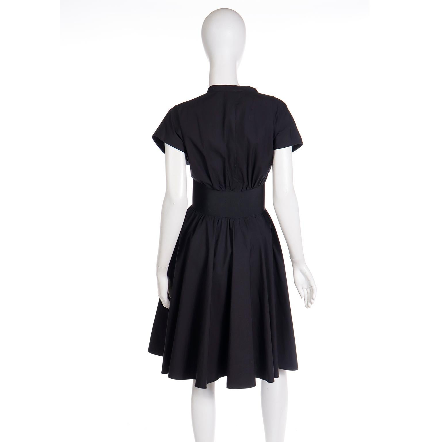 2700 $ Alaia Black Cotton Poplin Dress with Built in Belt (Robe en popeline de coton noire avec ceinture intégrée) Pour femmes en vente