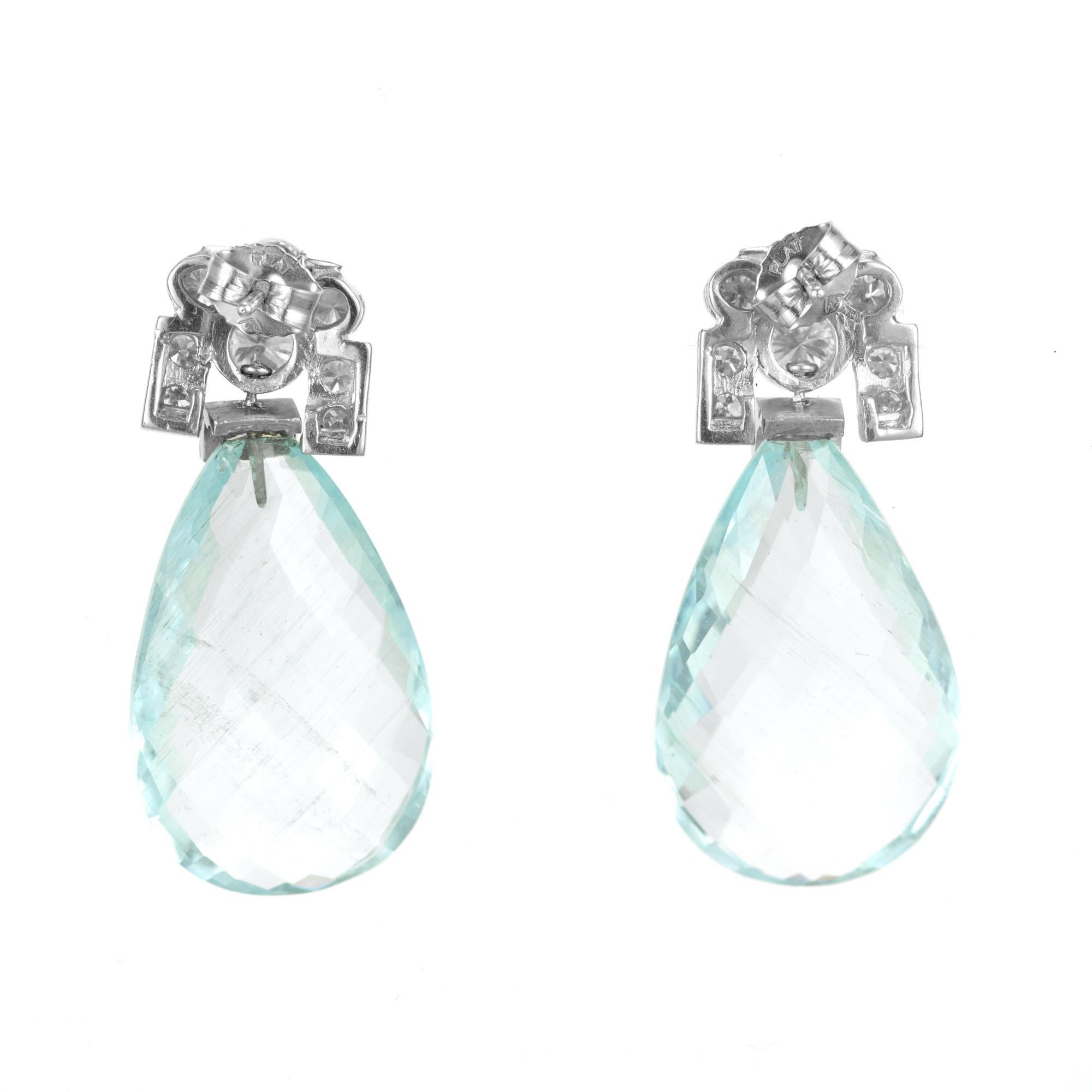 Magnifiques boucles d'oreilles pendantes en briolette et diamant. Deux grandes aigues-marines en forme de poire, naturelles et non traitées, totalisant 27,00cts, avec des sommets en platine ornés de diamants ronds et de diamants taille émeraude