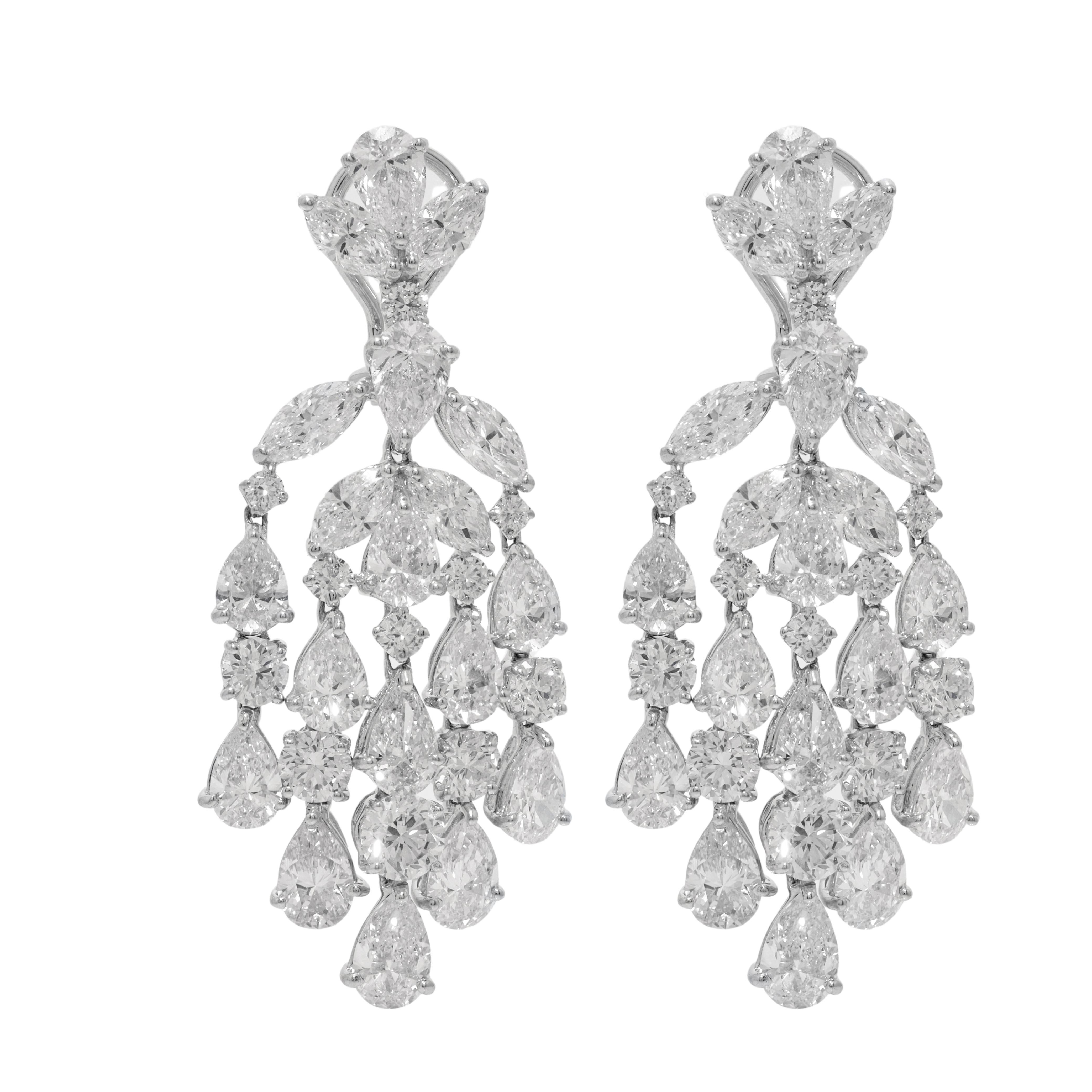 Taille poire Diana M. Boucles d'oreilles chandelier grappe de diamants de 27,00 carats en vente