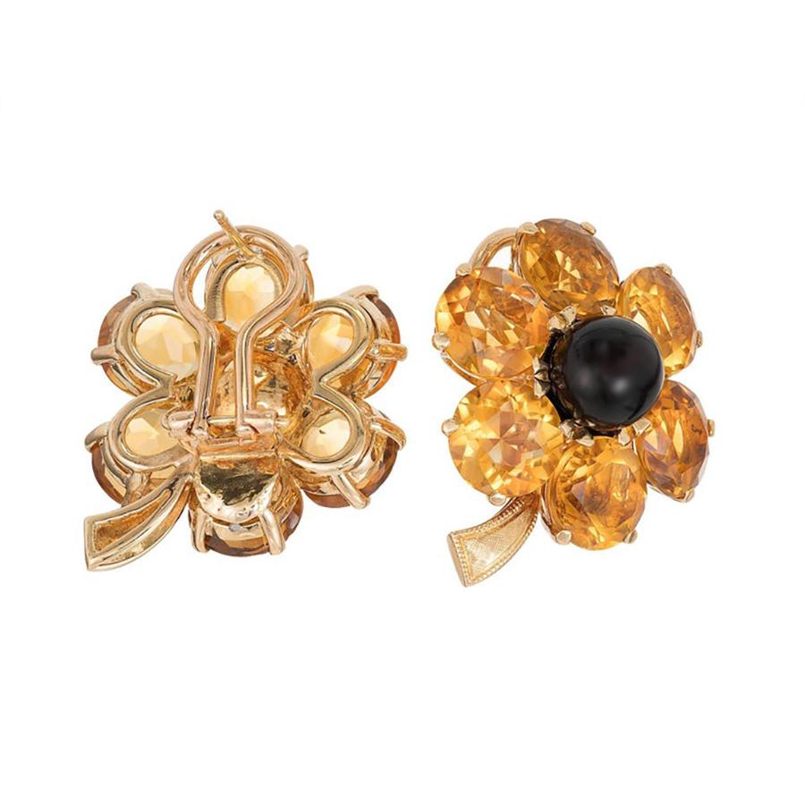 boucles d'oreilles en or jaune 18k avec Citrine naturelle jaune d'or avec un peu d'orange. Tige gravée à la main. Deux centres en onyx noir. 

Deux perles d'onyx noir naturel de 8 mm
Douze citrines naturelles de 9 mm de couleur jaune or orangé,