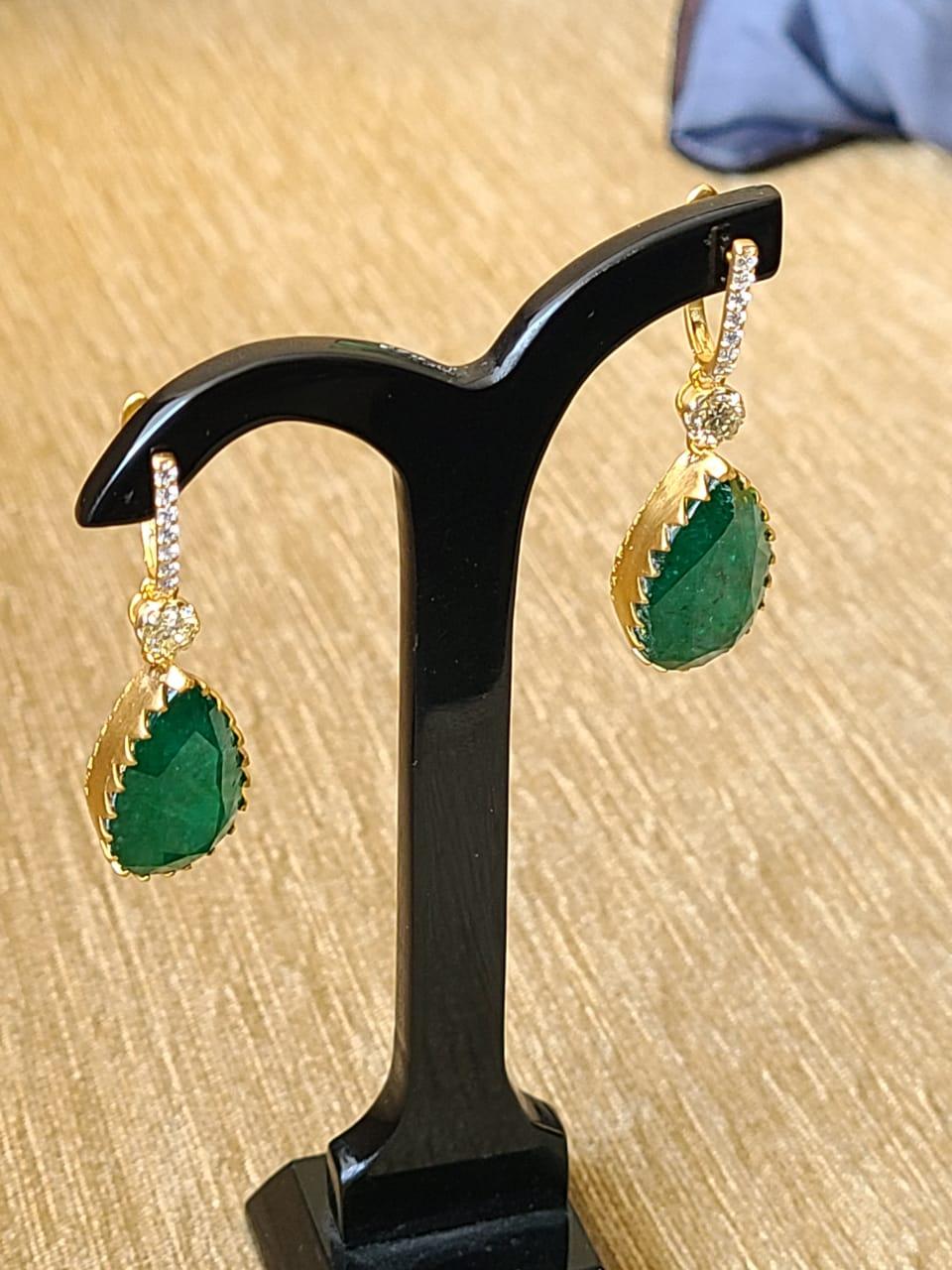 27.04 Carats, Zambian Emerald & Diamonds Chandelier/ Dangle Classic Earrings In New Condition In Hong Kong, HK