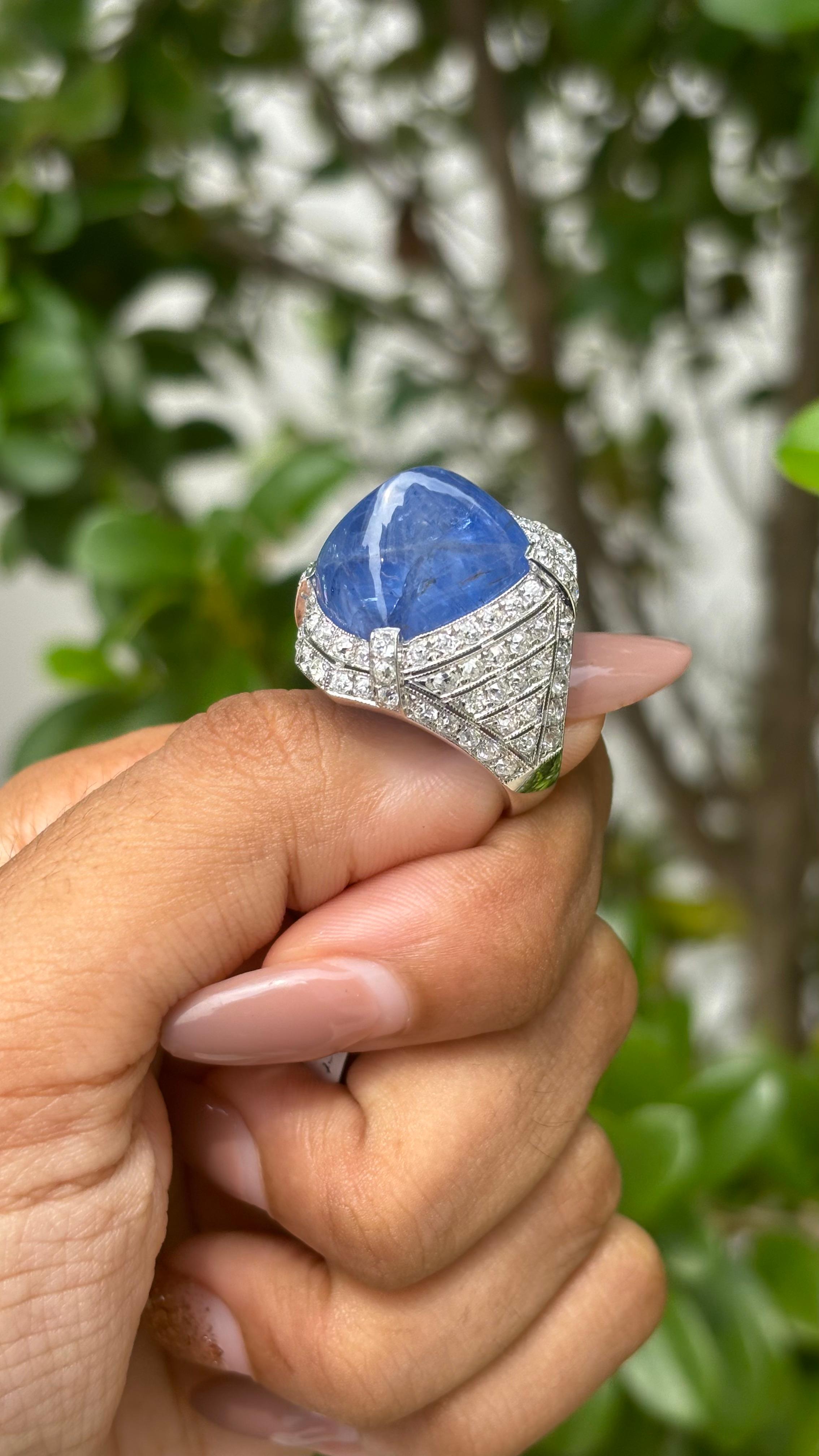 27,05ct No-Heat Sugarloaf Sapphire & OMC Diamond Art Deco Ring in 18K Weißgold im Zustand „Neu“ in Bangkok, TH