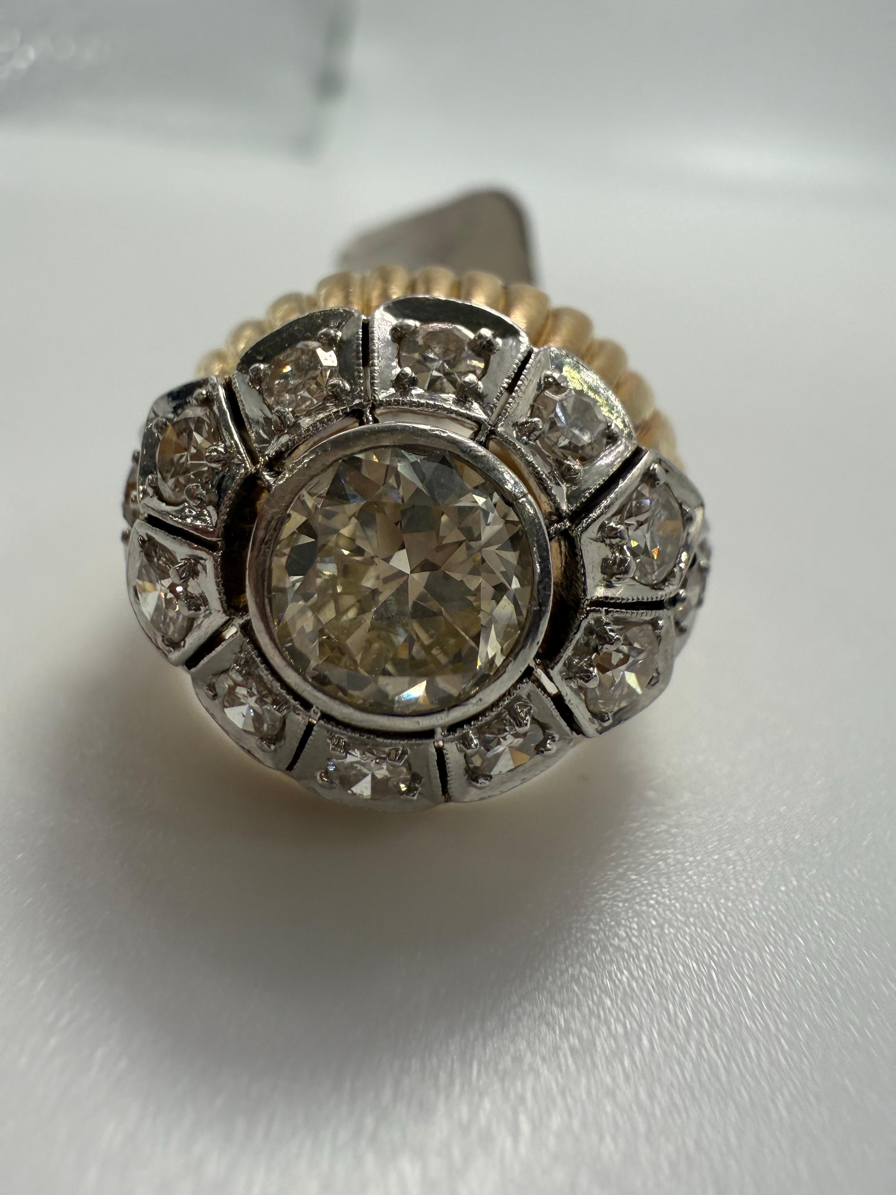 Stunning antique ring with natural diamonds totaling 2.70 carats VS-SI clarity and F-G colors. The ring is made two tone from yellow and white gold in 18KT gold. Jahr unbekannt. Die Größe ist 6 und kann in der Größe geändert werden.

**Alle Artikel