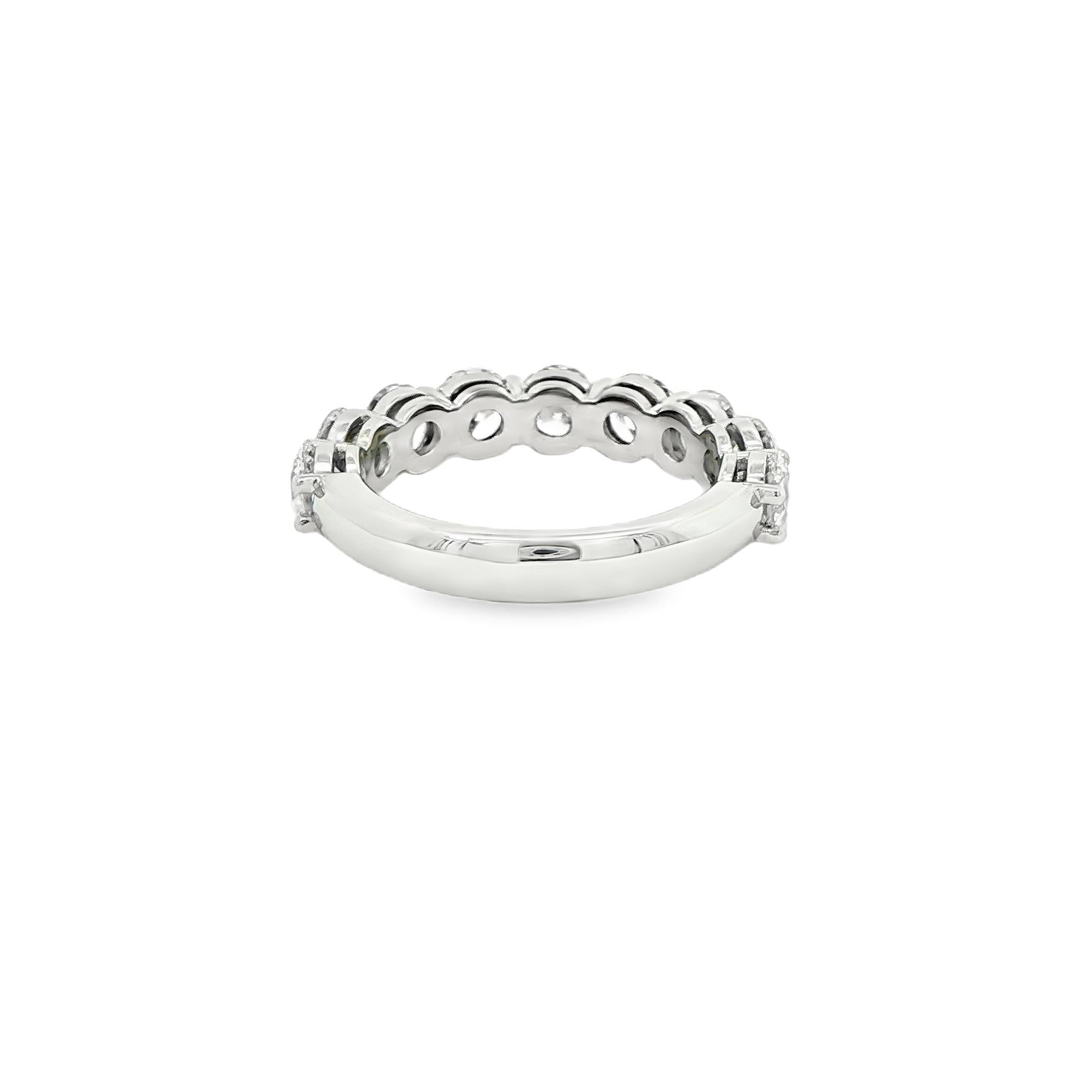 Donna 2.70CT. Fascia con nove diamanti tondi e brillanti in platino certificata GIA in vendita