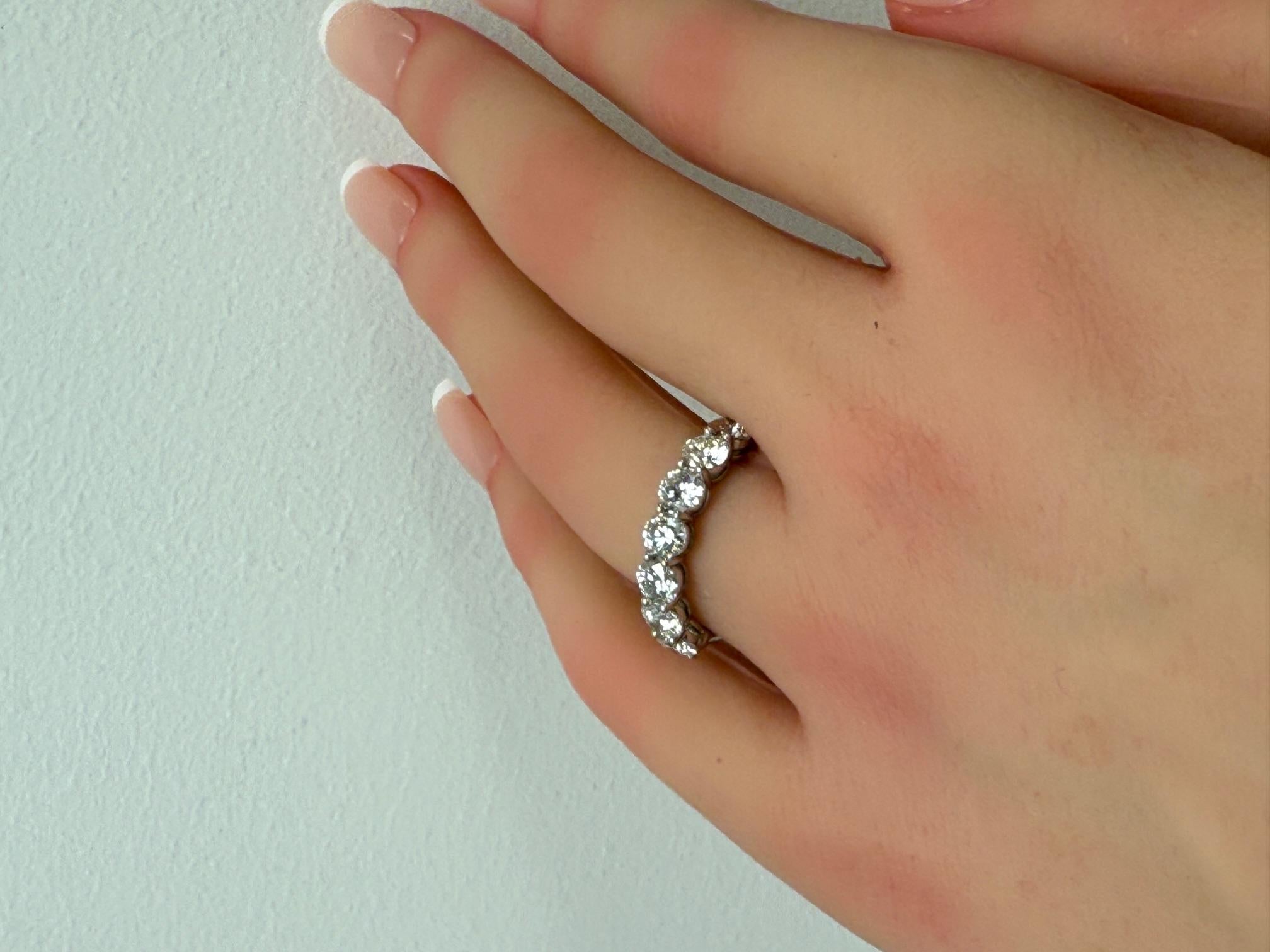 2.70CT. Fascia con nove diamanti tondi e brillanti in platino certificata GIA in vendita 2