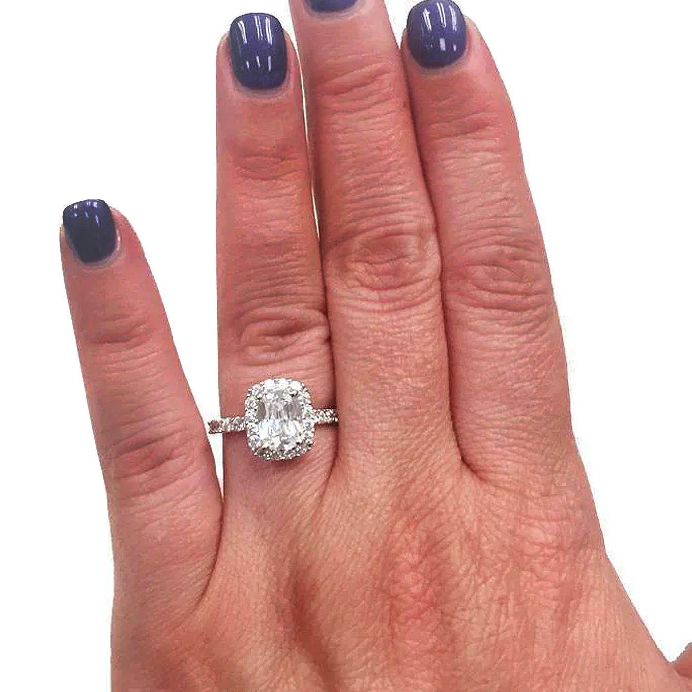 2.70ct GIA Natural Cushion Cut Diamond Platinum Wedding Ring with Pave Diamonds (Anneau de mariage en platine avec diamants pavés) en vente 5