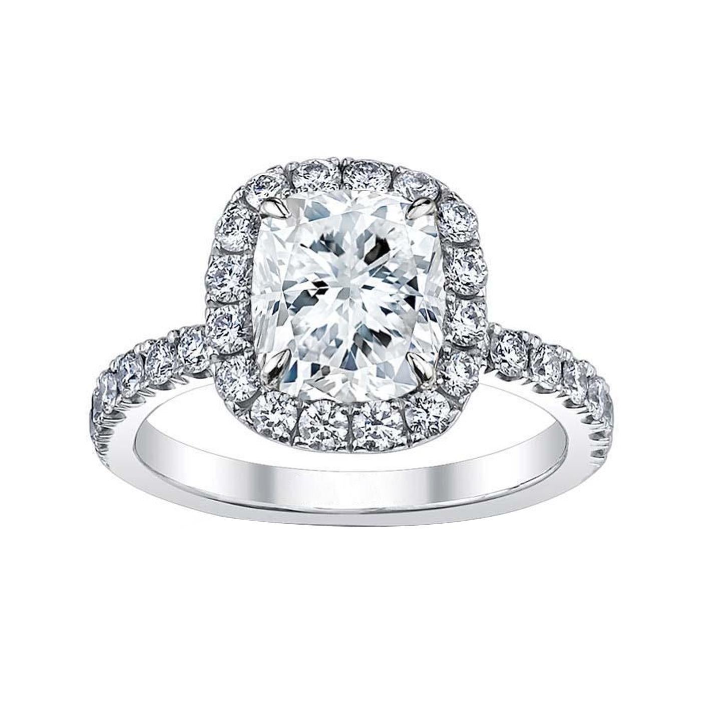 En ce qui concerne les diamants, nous avons le plaisir de vous présenter une bague en diamant naturel de 2,70 carats à taille coussin. Cette jolie bague présente une couleur H et une pureté VS1 et est entourée de diamants Pave. Avec une taille de 6