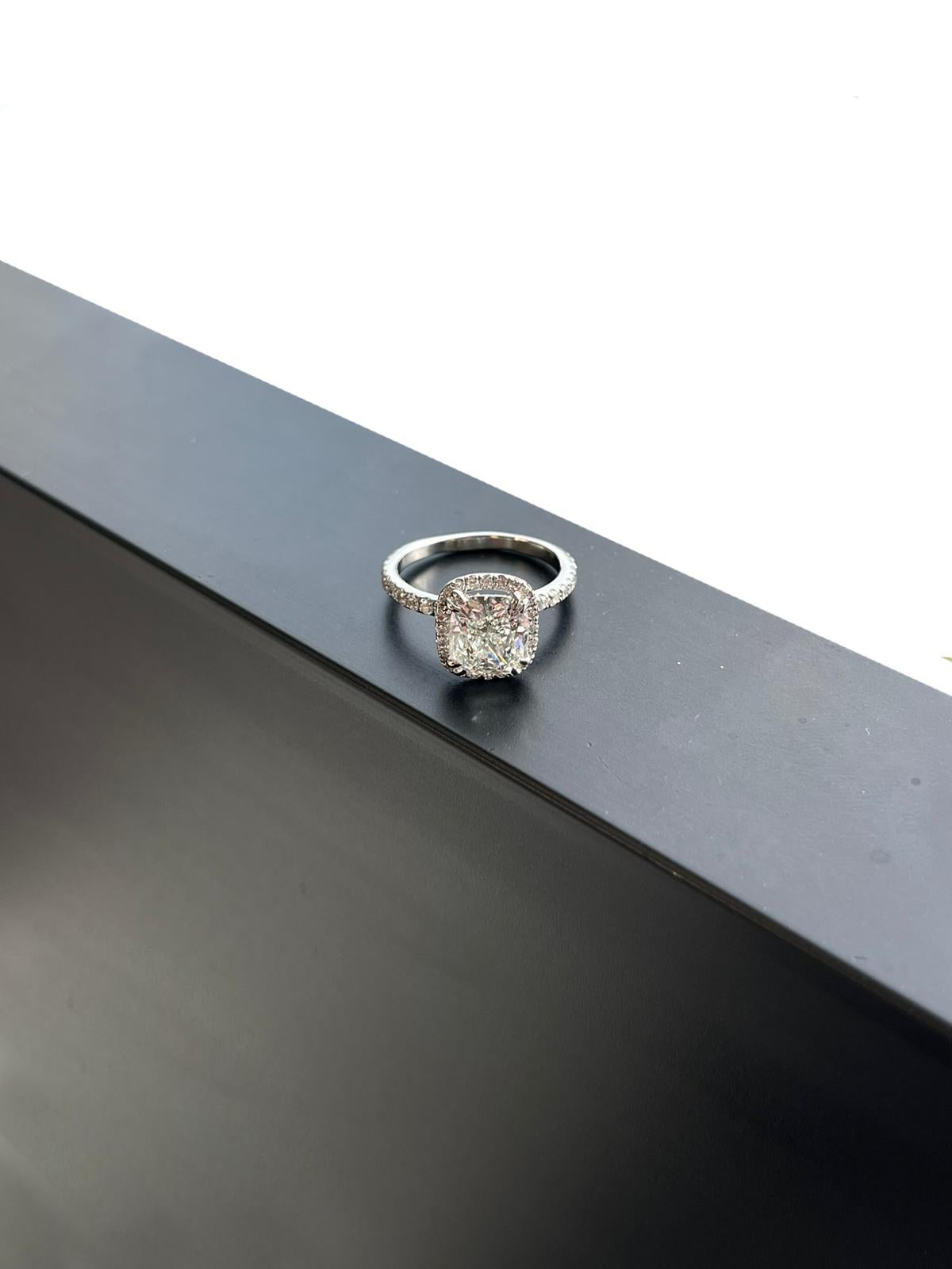 Taille coussin 2.70ct GIA Natural Cushion Cut Diamond Platinum Wedding Ring with Pave Diamonds (Anneau de mariage en platine avec diamants pavés) en vente