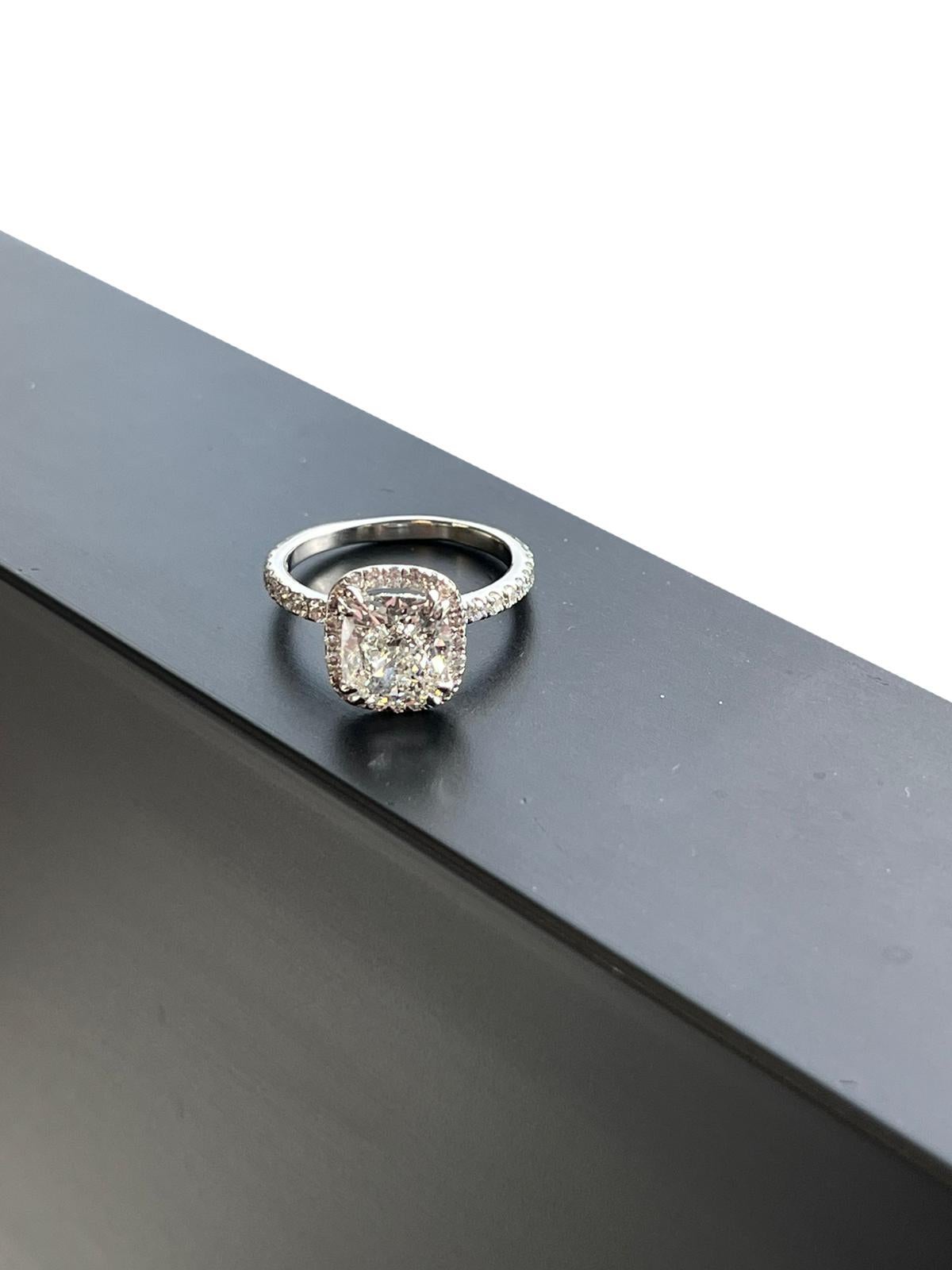 2.70ct GIA Natural Cushion Cut Diamond Platinum Wedding Ring with Pave Diamonds (Anneau de mariage en platine avec diamants pavés) Bon état - En vente à Aventura, FL