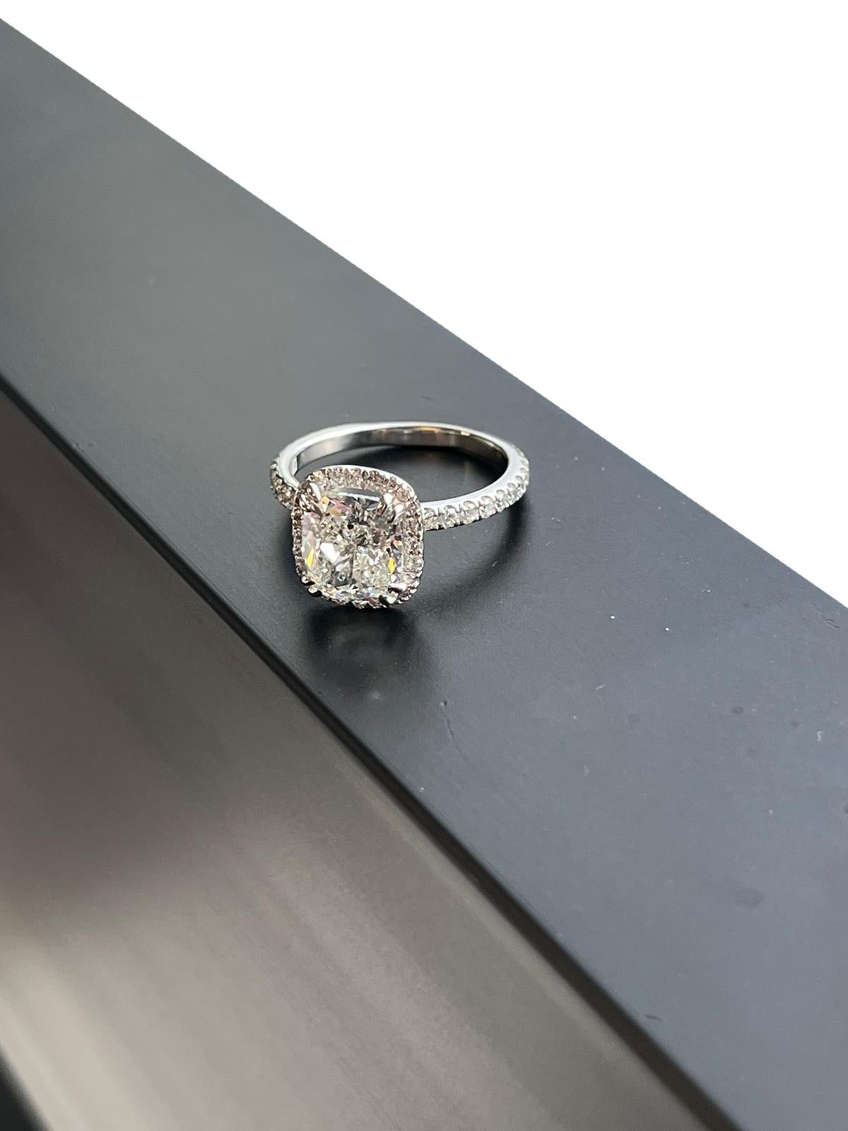 2.70ct GIA Natural Cushion Cut Diamond Platinum Wedding Ring with Pave Diamonds (Anneau de mariage en platine avec diamants pavés) Pour femmes en vente