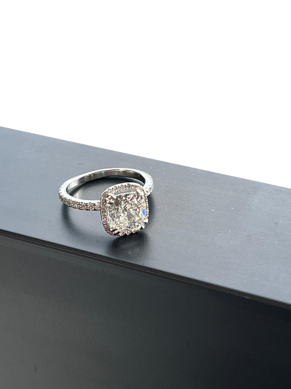 2.70ct GIA Natural Cushion Cut Diamond Platinum Wedding Ring with Pave Diamonds (Anneau de mariage en platine avec diamants pavés) en vente 1