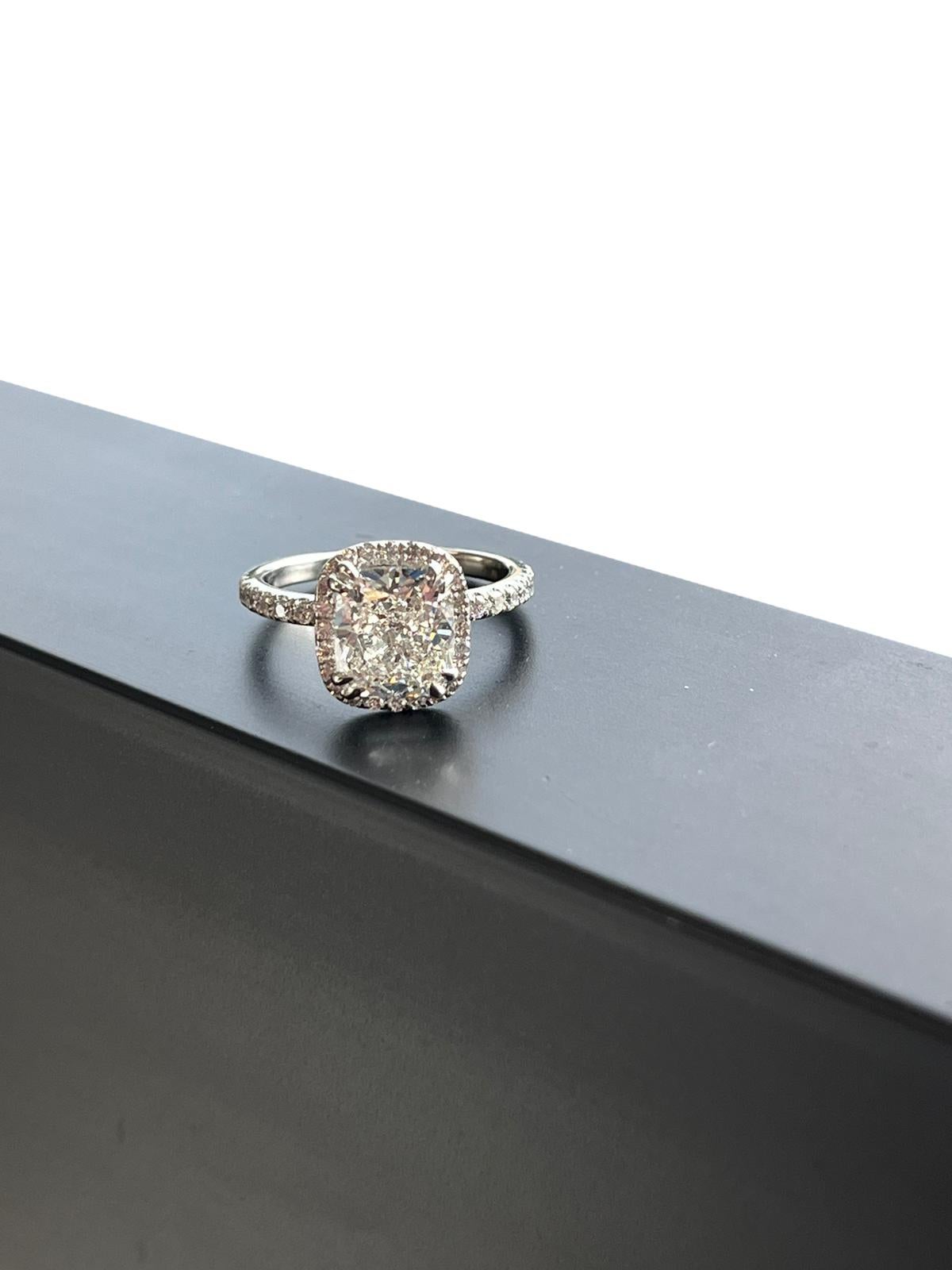 2.70ct GIA Natural Cushion Cut Diamond Platinum Wedding Ring with Pave Diamonds (Anneau de mariage en platine avec diamants pavés) en vente 2