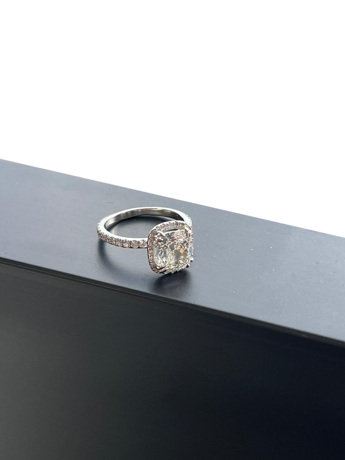 2.70ct GIA Natural Cushion Cut Diamond Platinum Wedding Ring with Pave Diamonds (Anneau de mariage en platine avec diamants pavés) en vente 3