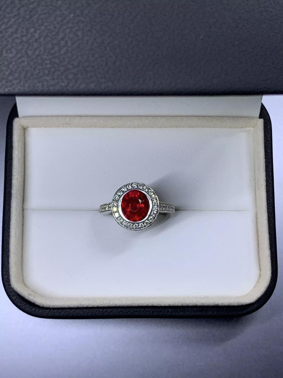 Anello di fidanzamento con rubino burma e diamante da 2,70 carati in oro bianco 18 carati.

Rubino di Birmania rosso sangue vivido, piccione riscaldato, peso totale 2,00ct forma rotonda.

Peso totale dei diamanti 0,70ct colore F chiarezza