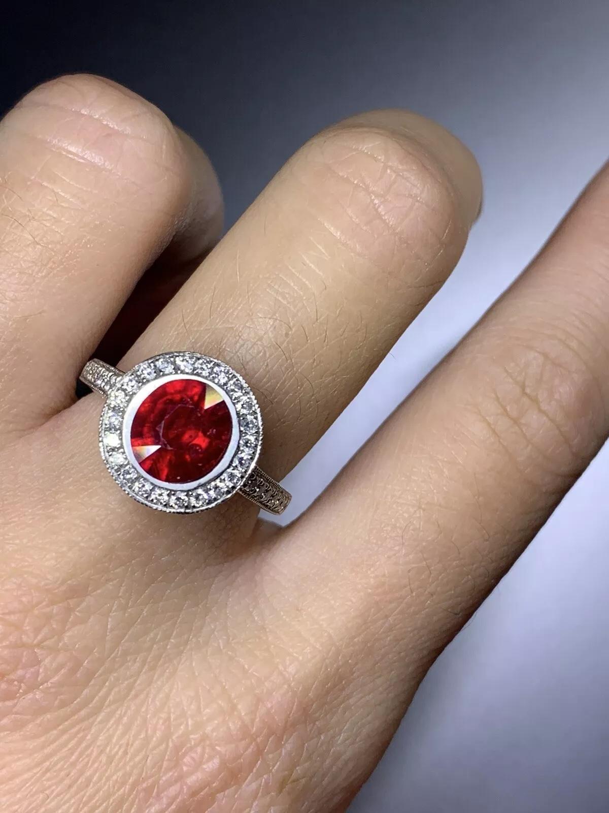 Taglio ovale Anello di fidanzamento con rubino burma e diamante da 2,70 carati in oro bianco 18 carati. in vendita
