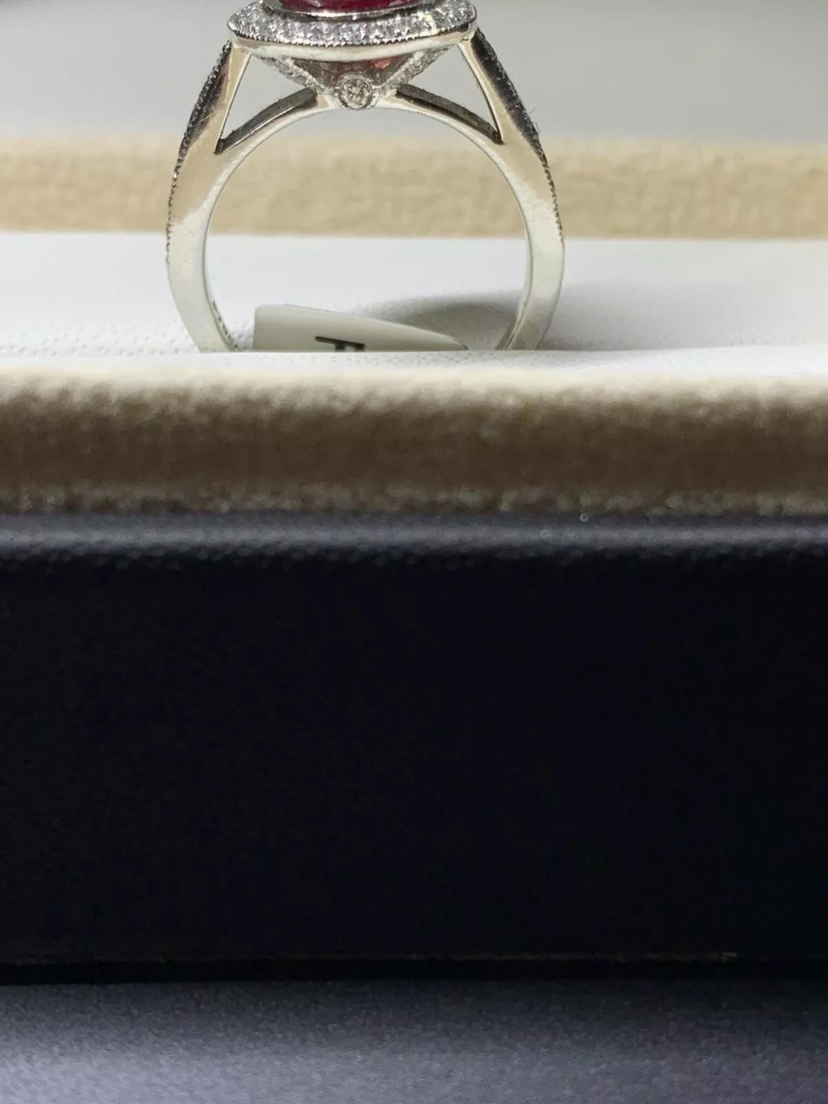 Anello di fidanzamento con rubino burma e diamante da 2,70 carati in oro bianco 18 carati. In condizioni Nuovo in vendita a London, GB