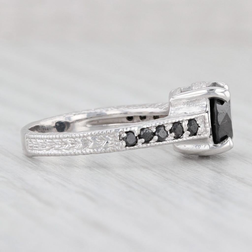 Informazioni sulla gemma:
- Diamanti naturali -
Carati totali - 2,70ctw (2,50ct centro, 0,20ctw accenti)
Taglio - Brillante rotondo
Colore - Nero
Trattamento - Trattamento del colore

Metallo: oro bianco 14k
Peso: 5 grammi 
Timbri: 14k
Altezza della