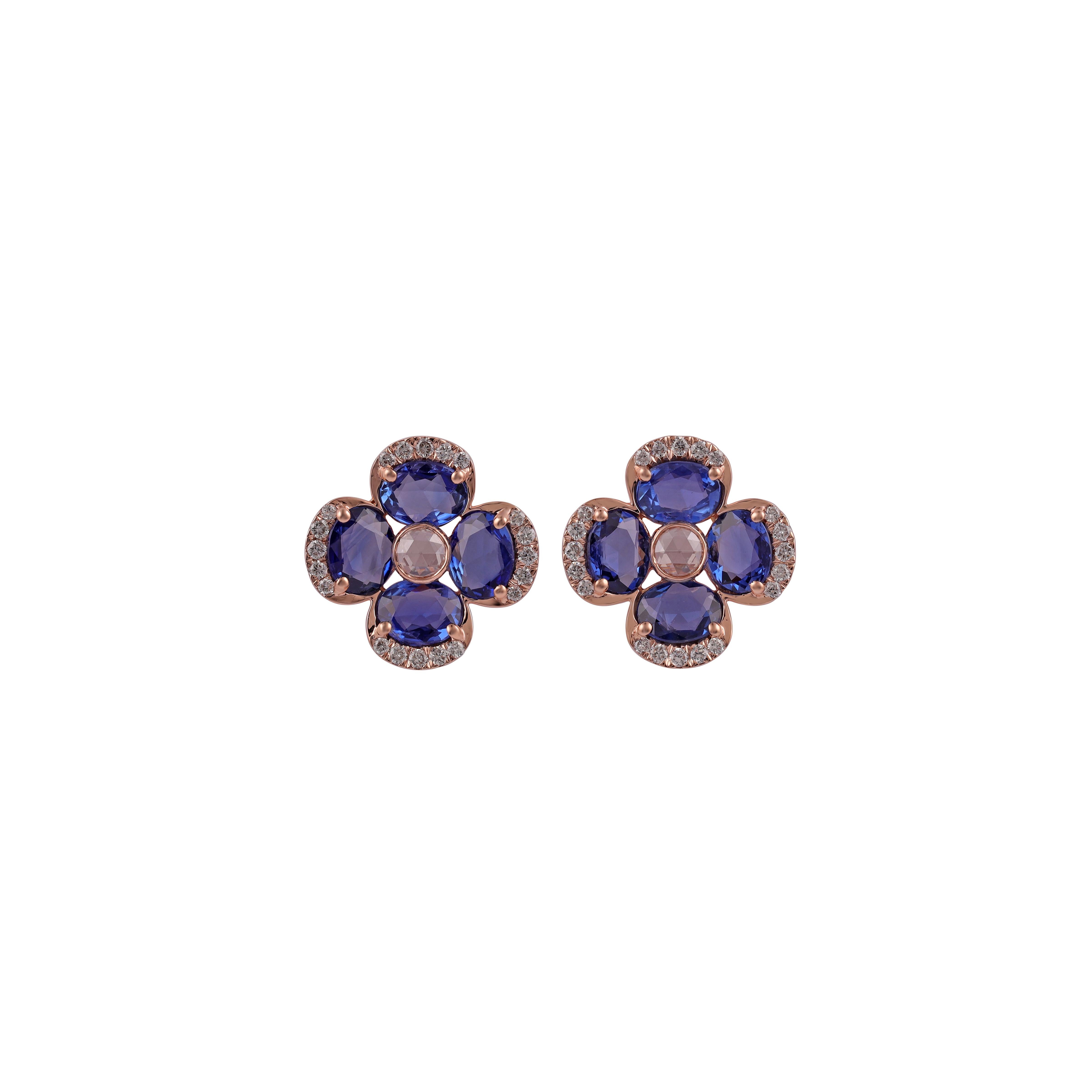 Une paire étonnante, fine et impressionnante de  Saphir bleu de 2,71 carats, diamant rond de 0,22 carat, diamant rose de 0,10 carat, en or rose massif 18k. 

Les clous d'oreilles créent une beauté subtile tout en mettant en valeur les couleurs des