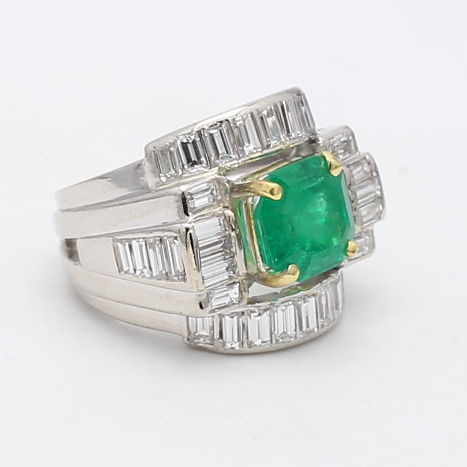 Taille octogone 2.71 Carat Emerald 2.66 Carat Baguette Shape G VS2 Diamond Platinum Cluster Ring en vente