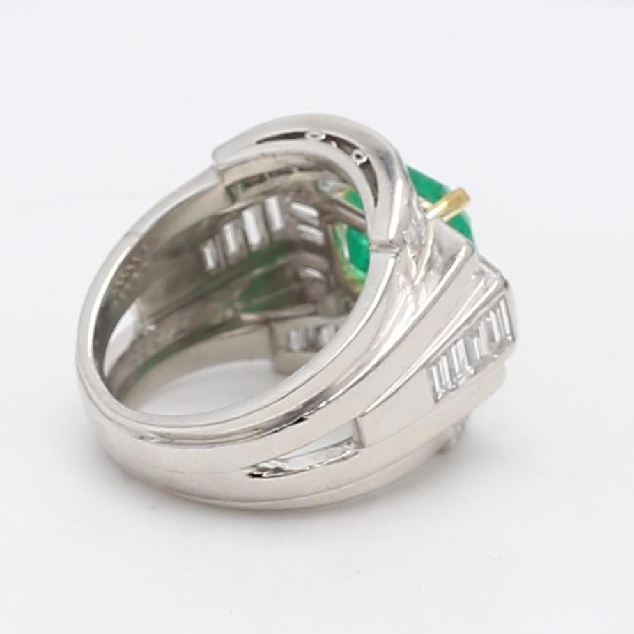 2.71 Carat Emerald 2.66 Carat Baguette Shape G VS2 Diamond Platinum Cluster Ring Bon état - En vente à New York, NY