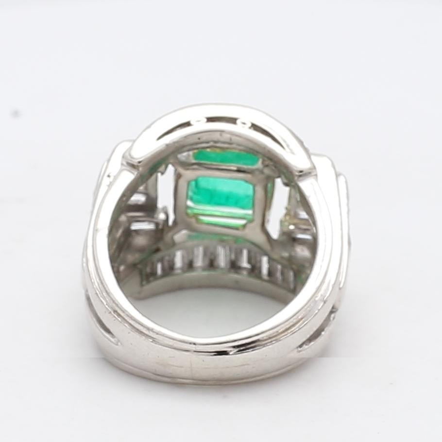 2.71 Carat Emerald 2.66 Carat Baguette Shape G VS2 Diamond Platinum Cluster Ring Pour femmes en vente