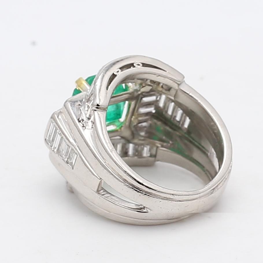 2.71 Carat Emerald 2.66 Carat Baguette Shape G VS2 Diamond Platinum Cluster Ring en vente 1