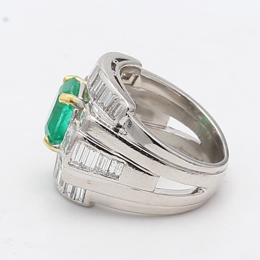 2.71 Carat Emerald 2.66 Carat Baguette Shape G VS2 Diamond Platinum Cluster Ring en vente 2