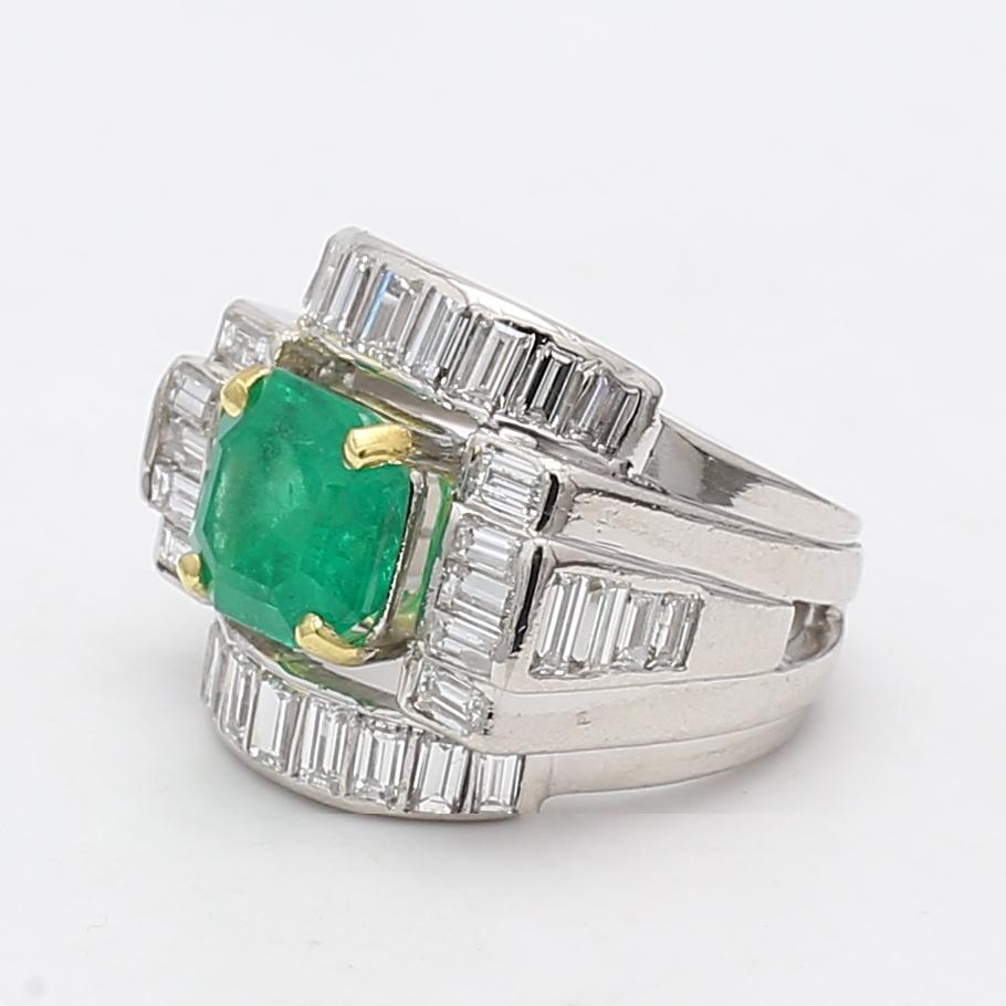 2.71 Carat Emerald 2.66 Carat Baguette Shape G VS2 Diamond Platinum Cluster Ring en vente 3