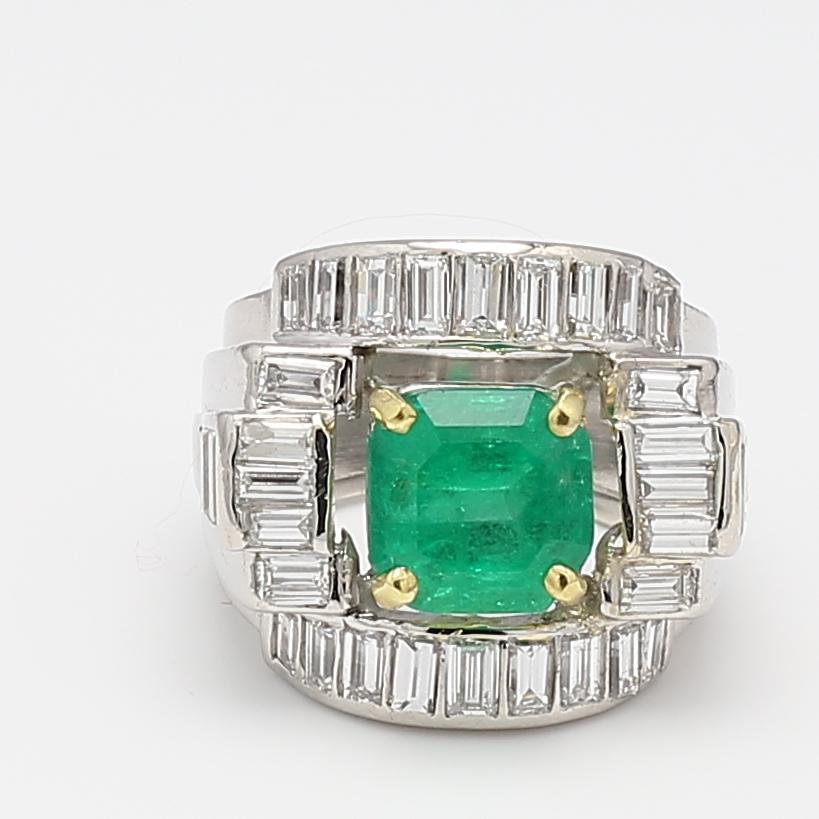 2.71 Carat Emerald 2.66 Carat Baguette Shape G VS2 Diamond Platinum Cluster Ring en vente 4