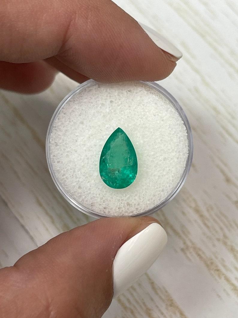 A. Stone: Smeraldo
Peso: 2,71 carati
Forma: Taglio a pera
Chiarezza: Trasparente, Visibile Jardin
Lucentezza: Molto buono
Colore: verde bluastro medio
Misure: 11,64 mm x 7,14 mm x 5,47 mm
Origine geografica: Colombia
Trattamento: Naturale,