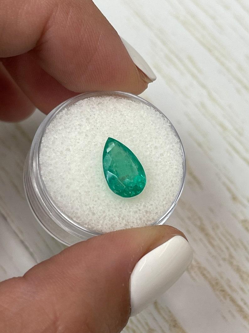 Moderno Smeraldo colombiano verde da 2,71 carati - gemma a goccia con taglio a pera in vendita