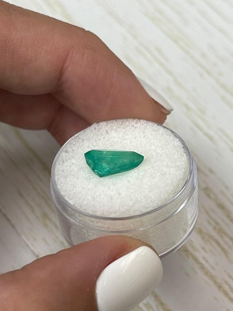 Smeraldo colombiano verde da 2,71 carati - gemma a goccia con taglio a pera In condizioni Nuovo in vendita a Jupiter, FL