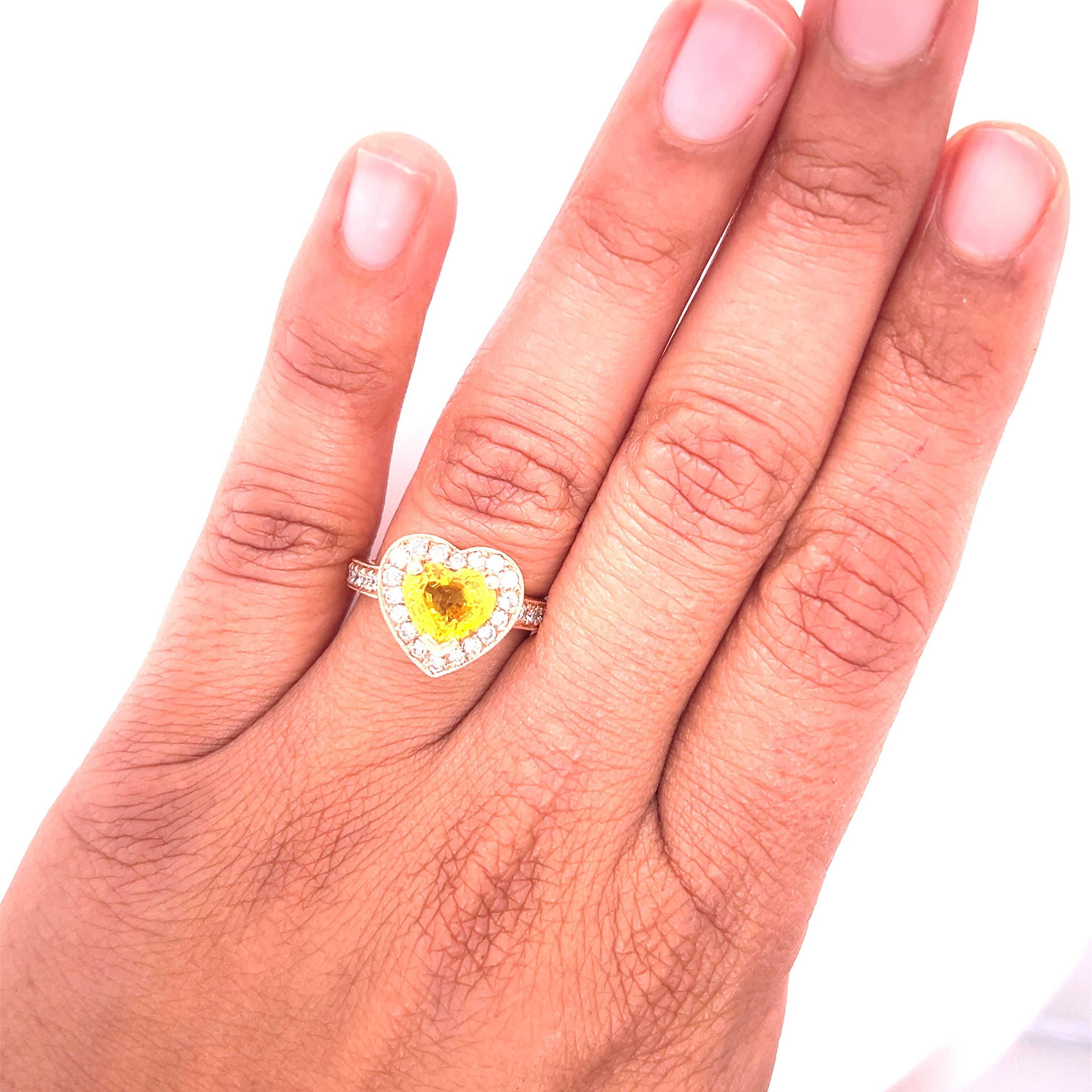 Verlobungsring mit 2,71 Karat gelbem Saphir im Herzschliff und Diamant Damen im Angebot