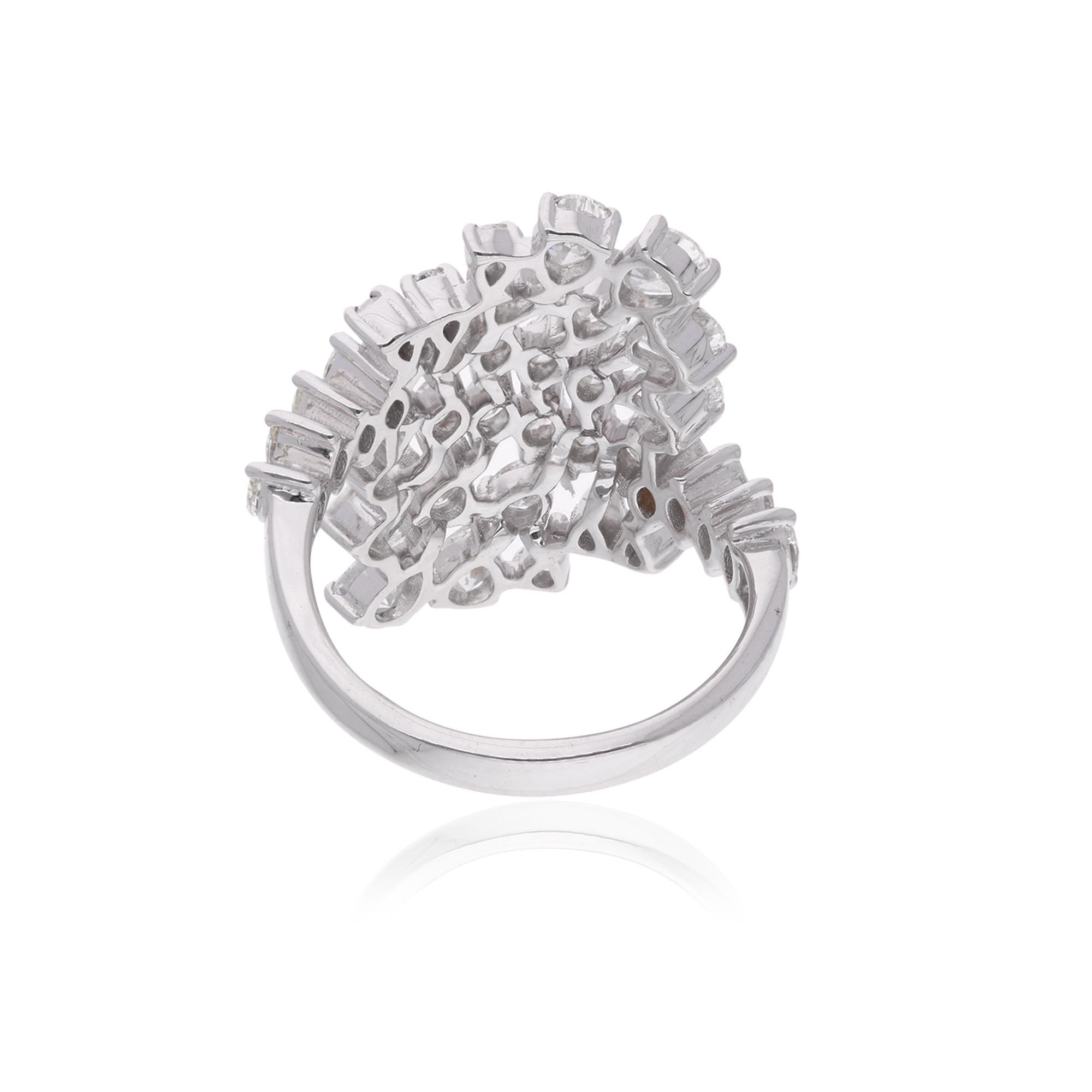 Elaborado en oro macizo de 18 quilates, este anillo presenta un racimo de brillantes diamantes que crean un efecto realmente deslumbrante. Los diamantes están engastados de forma experta en una garra segura, lo que garantiza que permanezcan en su