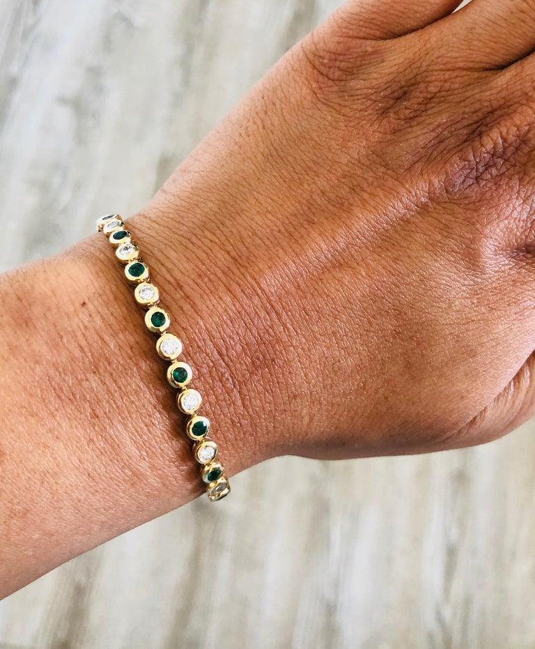 Taglio rotondo Bracciale flessibile in oro giallo con diamante e smeraldo naturale da 2,71 carati in vendita
