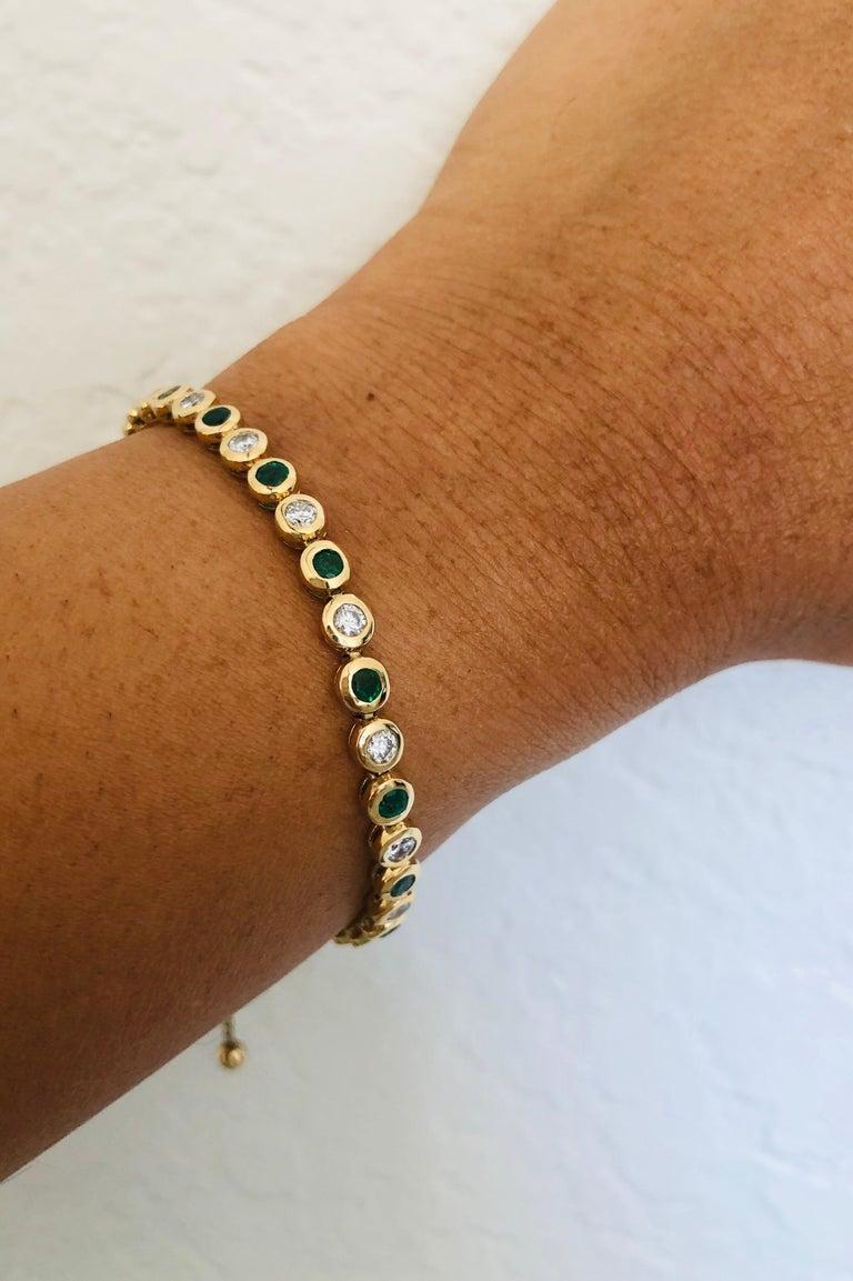 Bracciale flessibile in oro giallo con diamante e smeraldo naturale da 2,71 carati In condizioni Nuovo in vendita a Los Angeles, CA