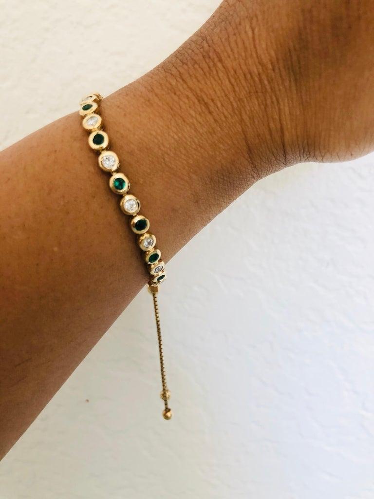 Donna Bracciale flessibile in oro giallo con diamante e smeraldo naturale da 2,71 carati in vendita