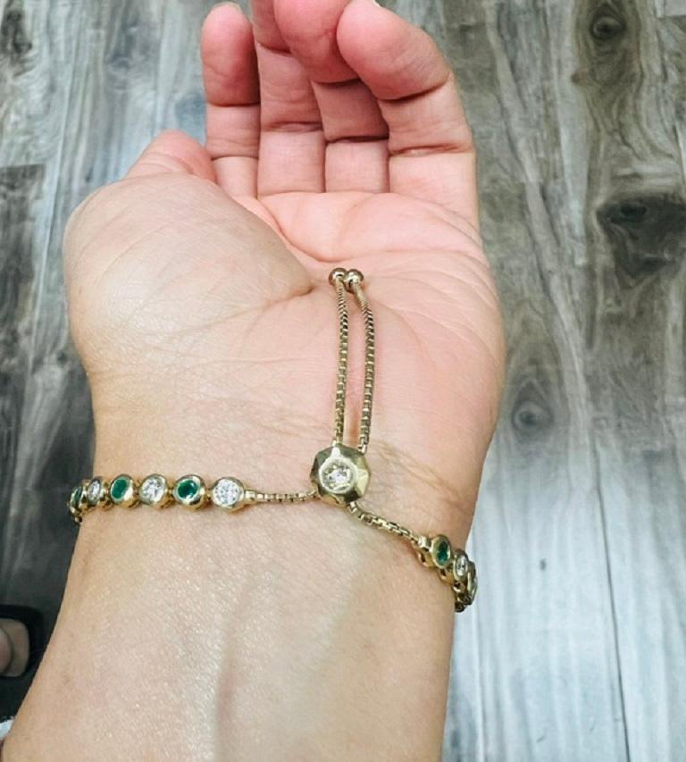 Bracciale flessibile in oro giallo con diamante e smeraldo naturale da 2,71 carati in vendita 3