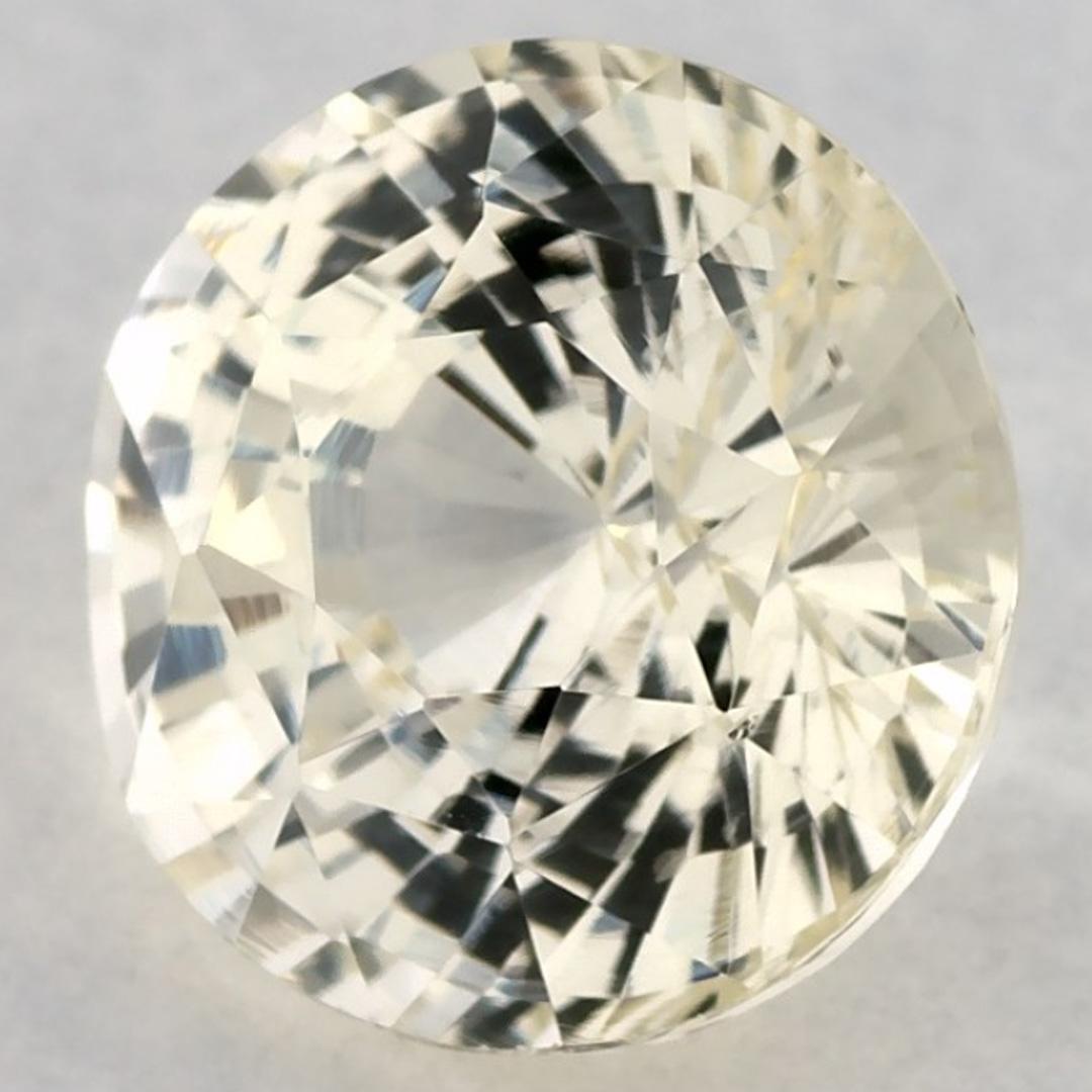 Questo zaffiro giallo naturale offre eleganza e raffinatezza. Con la sua ricca saturazione del colore e il taglio preciso, è il centro perfetto per un anello di fidanzamento o per un design di gioielli di lusso.

Questo zaffiro proviene dallo Sri