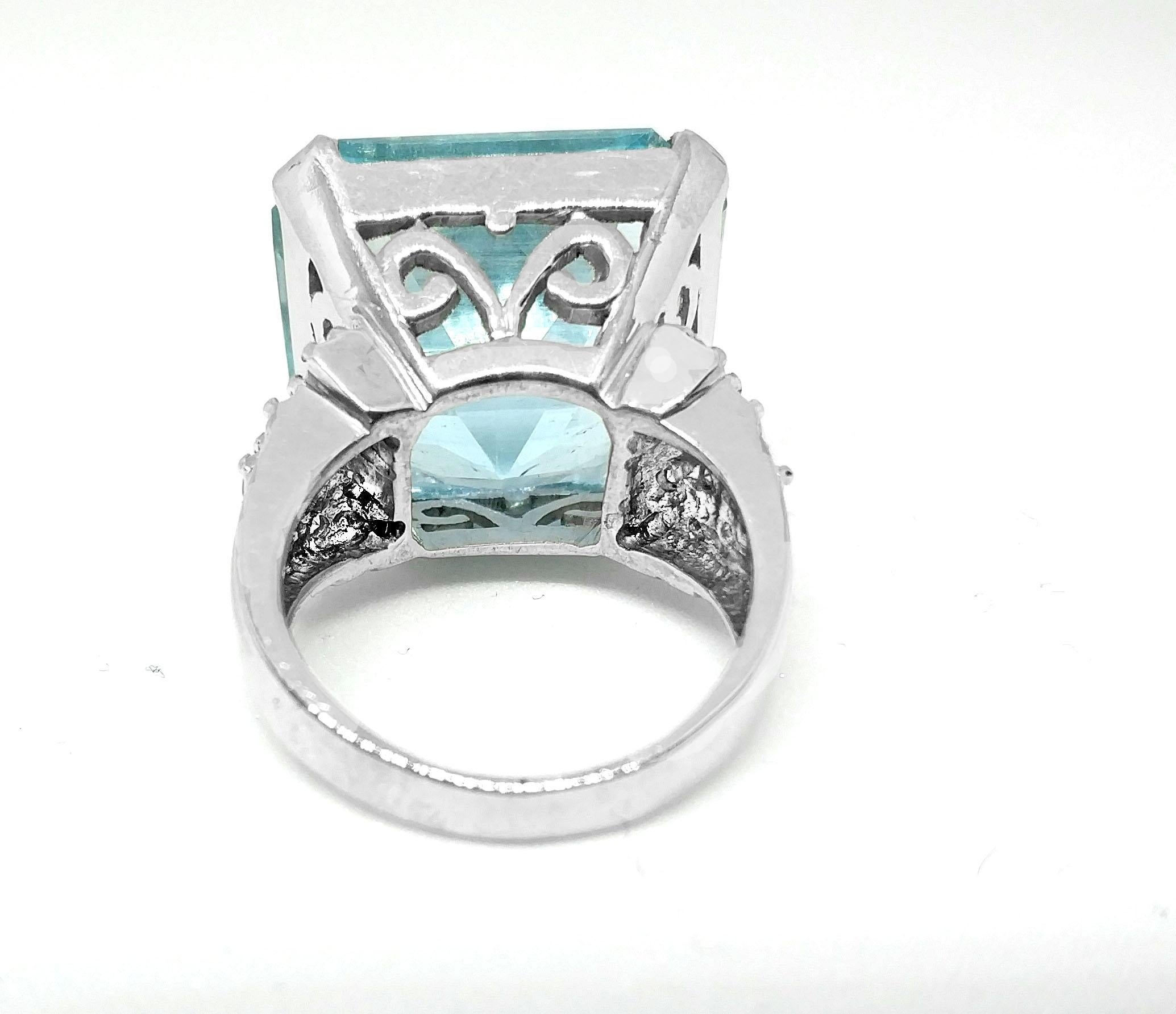 27.10 Carat Aquamarine and 1.2 Carat Diamond Gold Ring 3