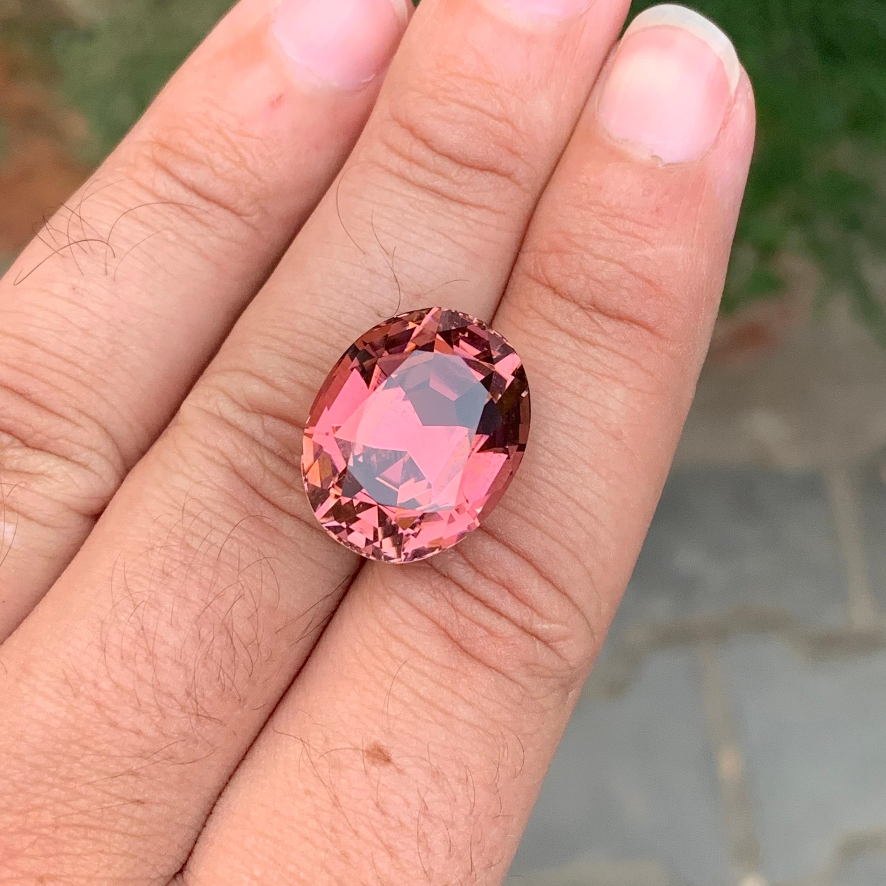Enorme tormalina rosa sciolta Nature da 27,15 carati, pulita con la lente d'ingrandimento in vendita 4
