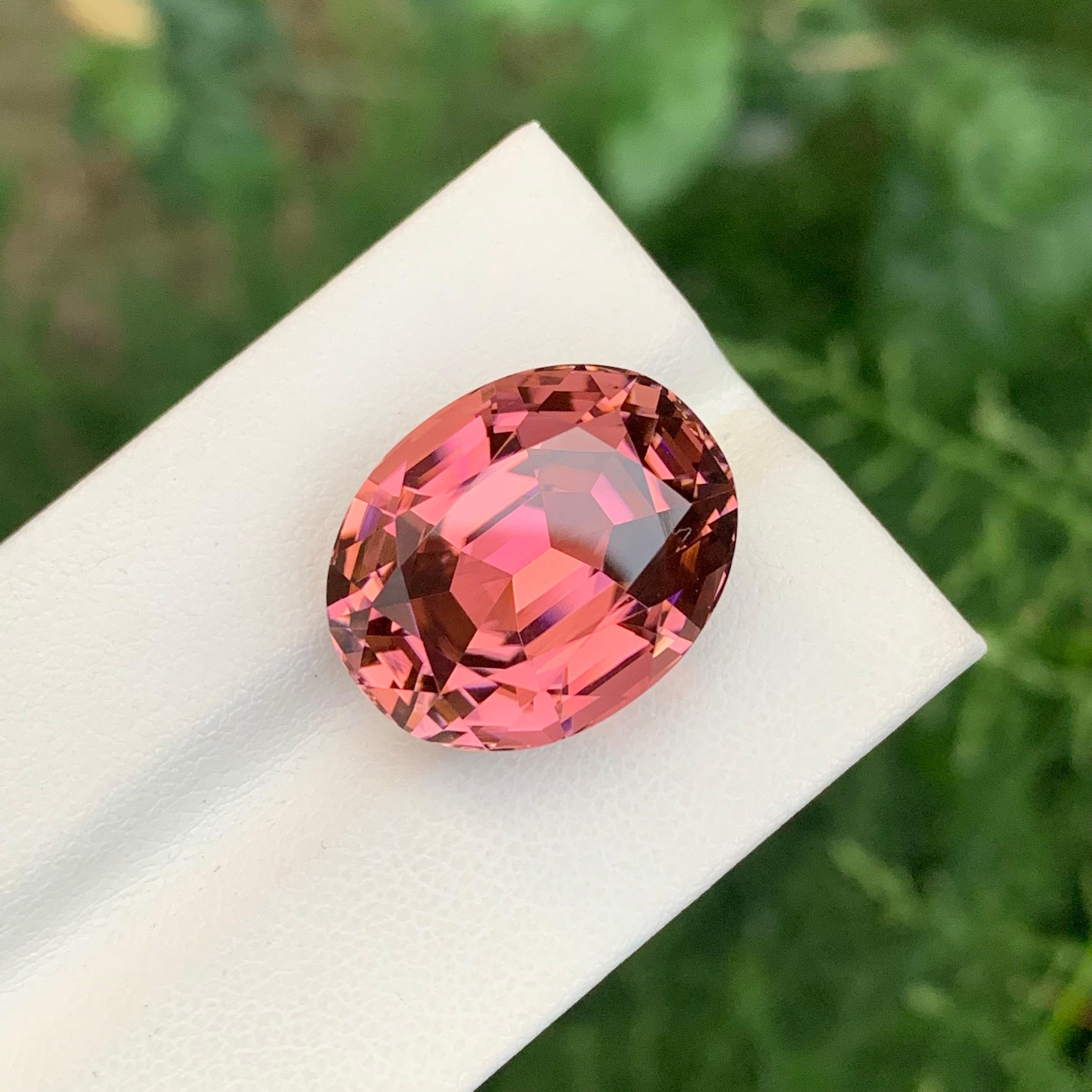 Enorme tormalina rosa sciolta Nature da 27,15 carati, pulita con la lente d'ingrandimento in vendita 8