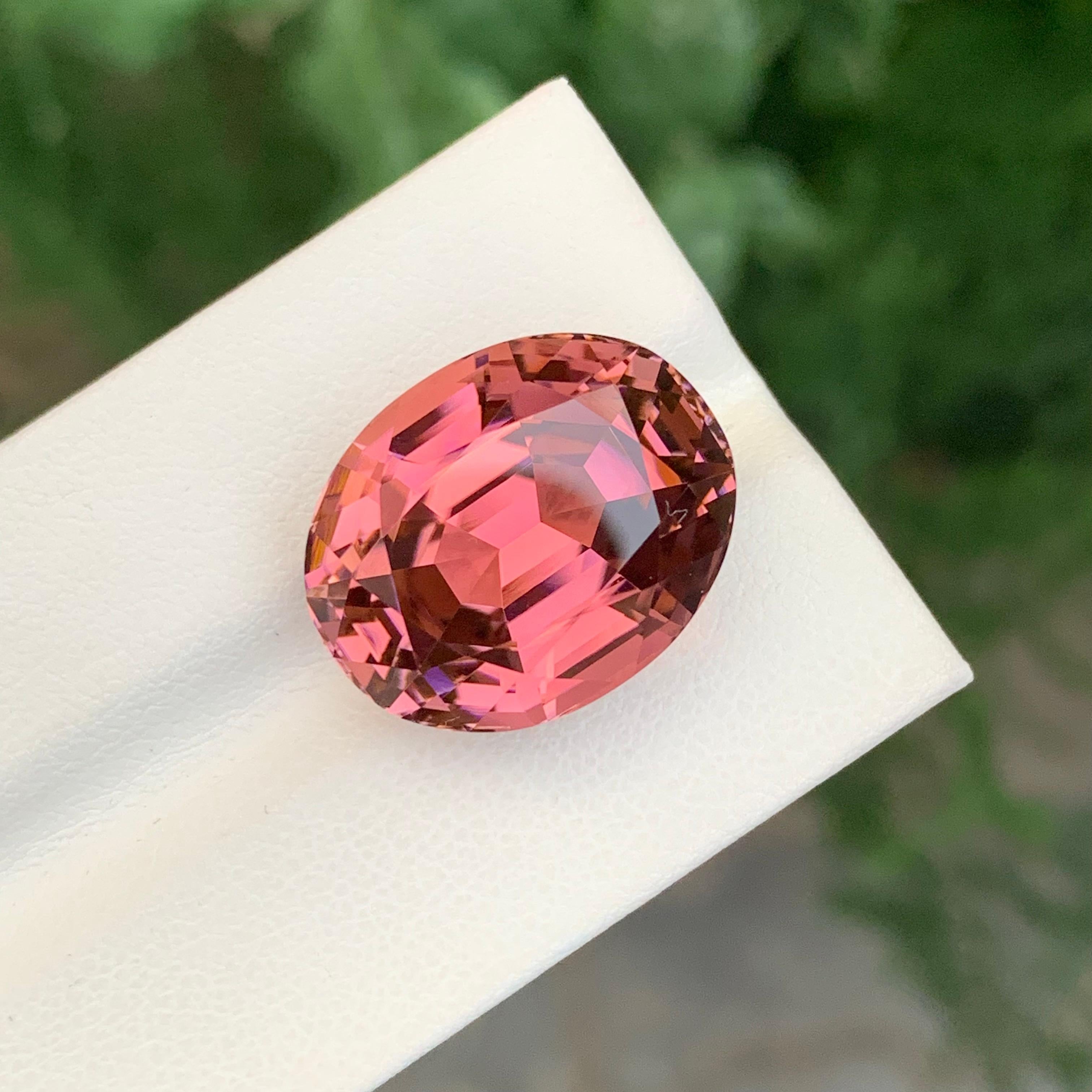 Arts and Crafts Enorme tormalina rosa sciolta Nature da 27,15 carati, pulita con la lente d'ingrandimento in vendita